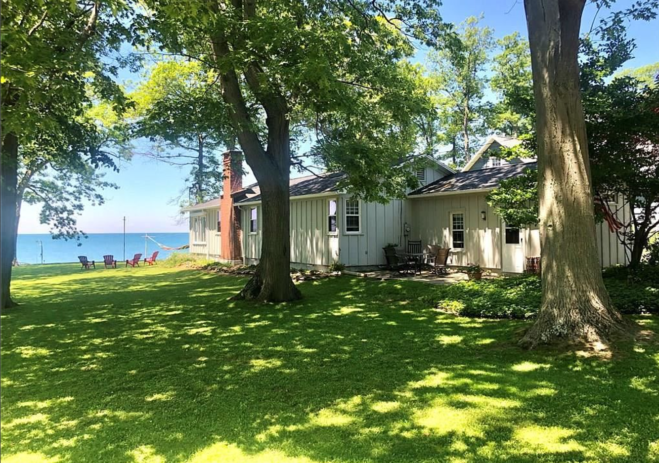 Lakefront Cottage w/ Glorious Sunsets