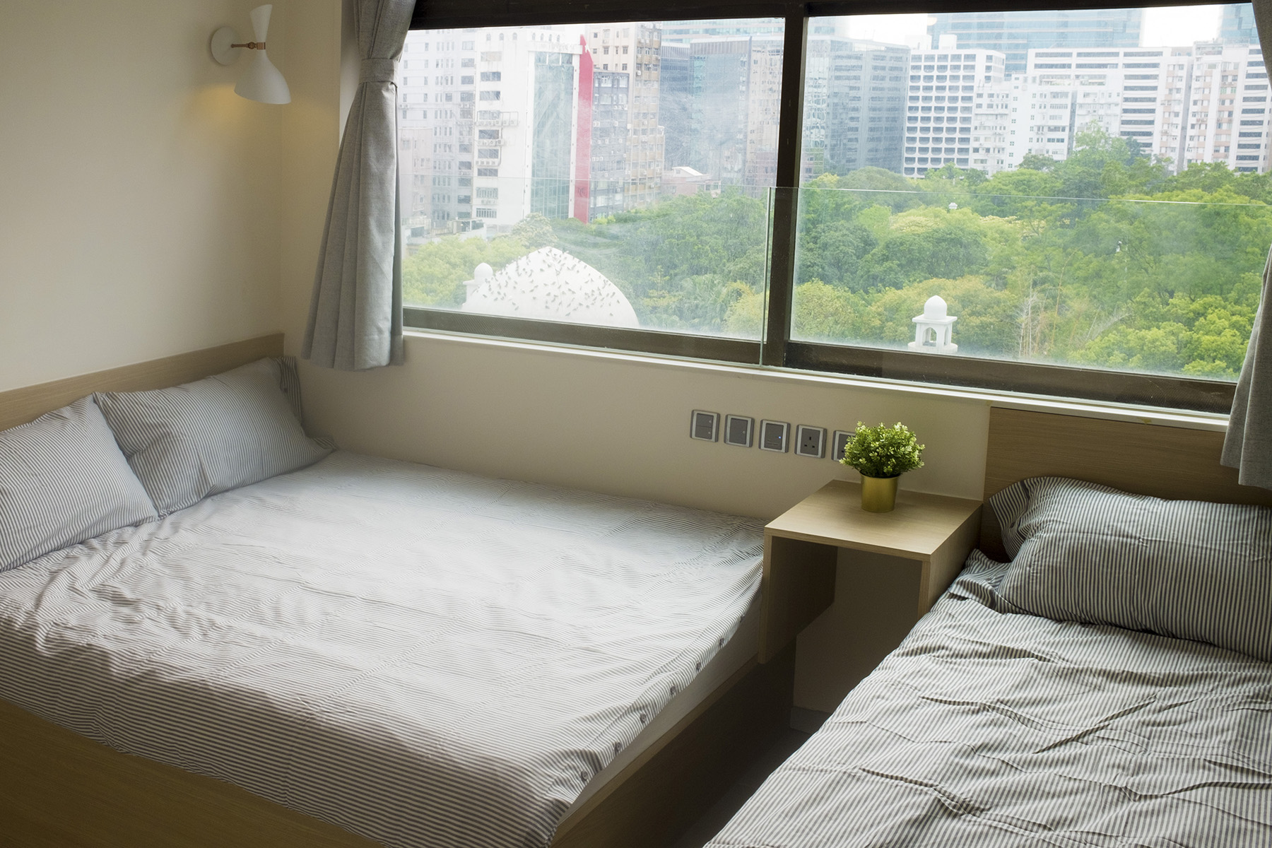 2 Queen Beds Sunny Rm (2-4 people) next to TST MTR