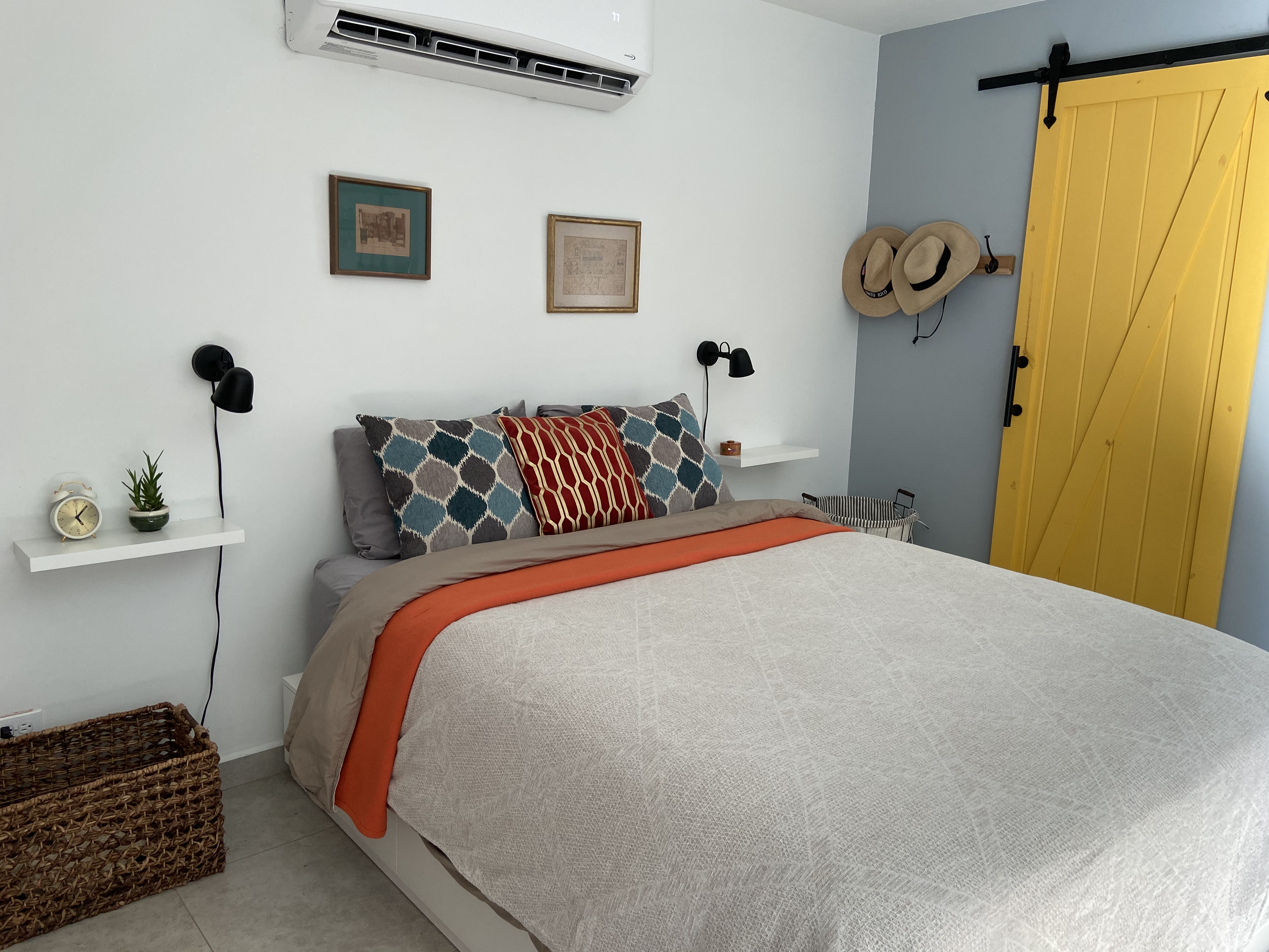 Breezy and cozy studio with amazing ocean view.