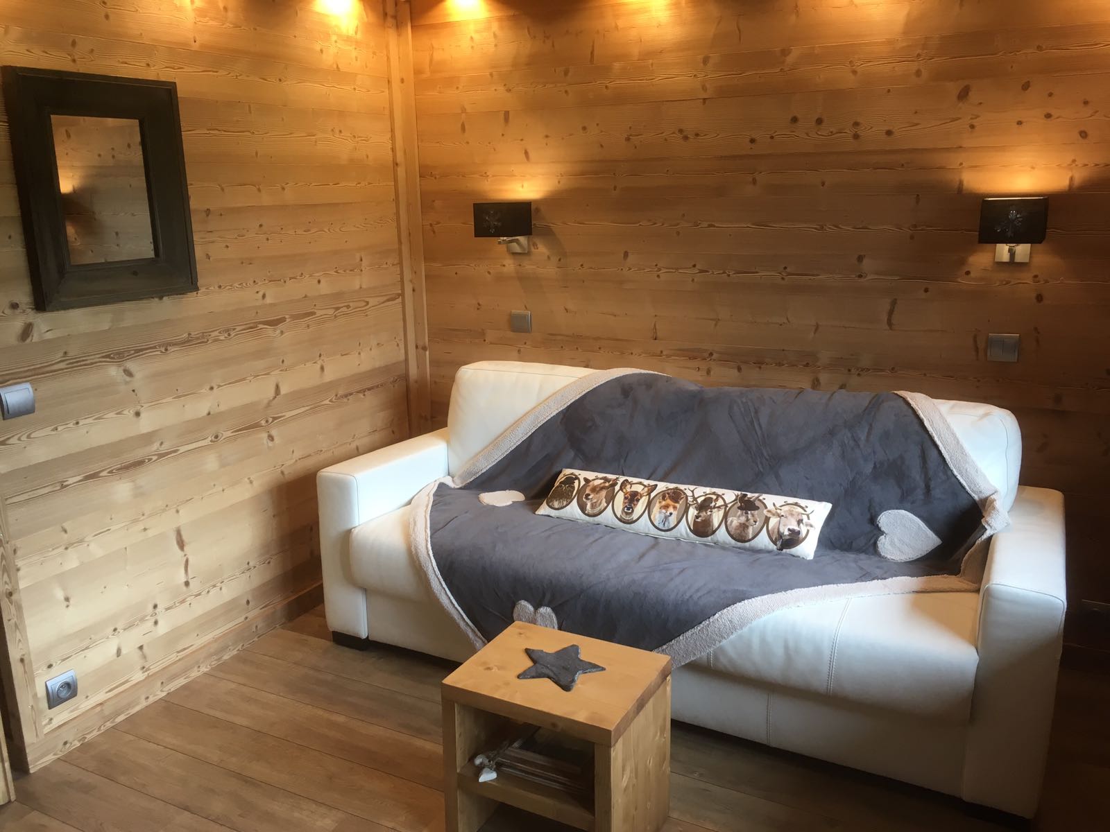 Studio with mountain / slope view