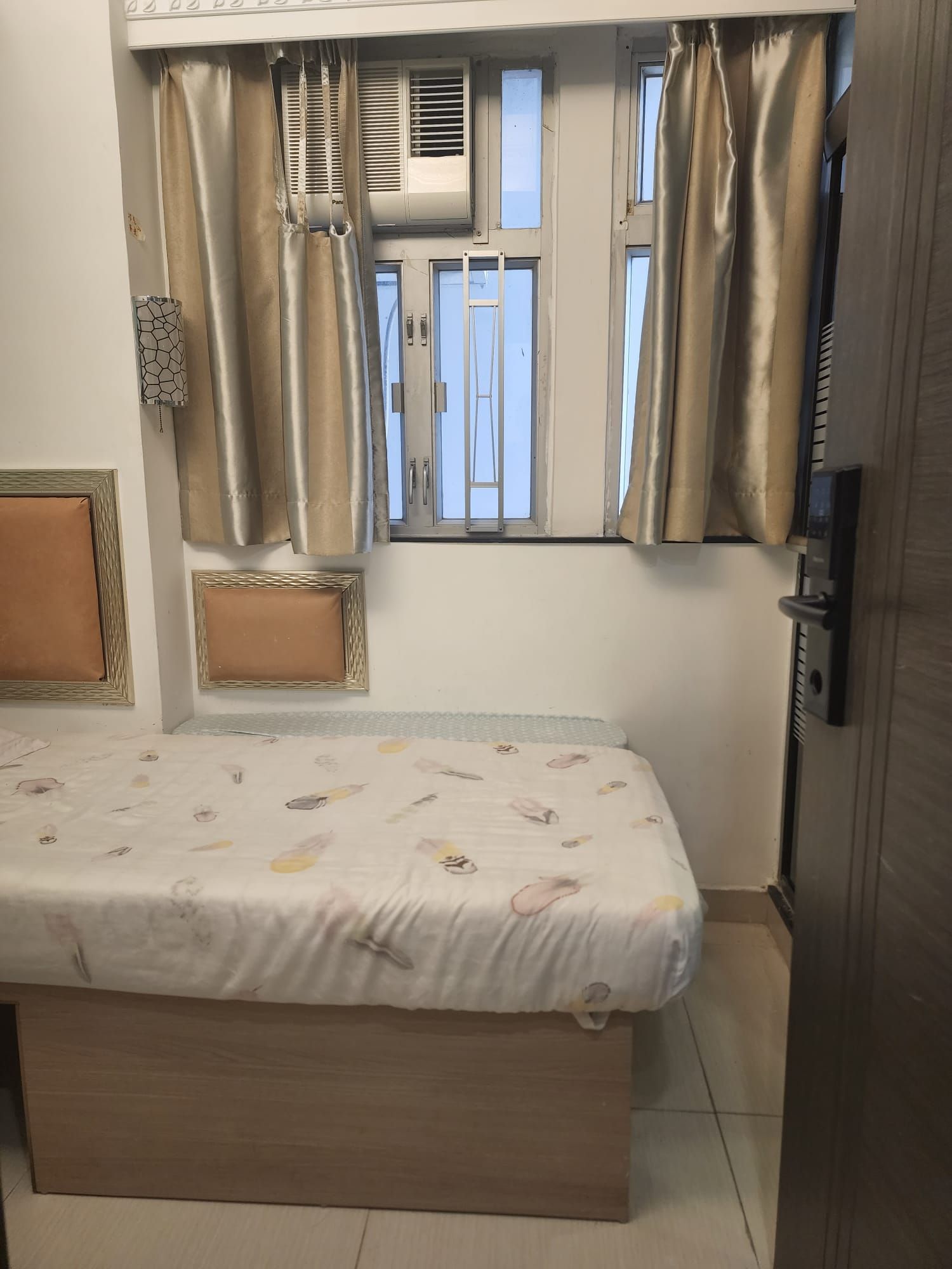 喜日賓館：7號房間單人房（Single bed room)床寬75cm，獨立洗手間，大窗。