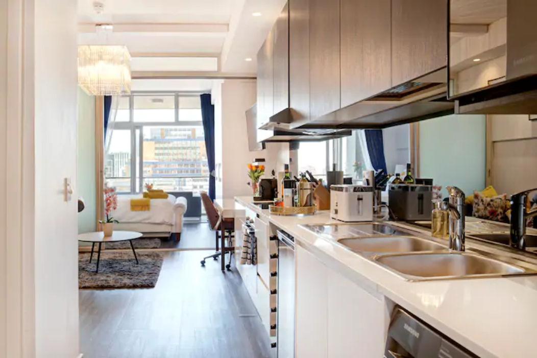 Modern 1-BR Apt w/ City Views & Pool in Cape Town