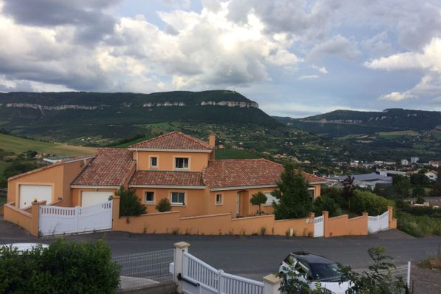 Modern villa of 160 sqm with Viaduct view