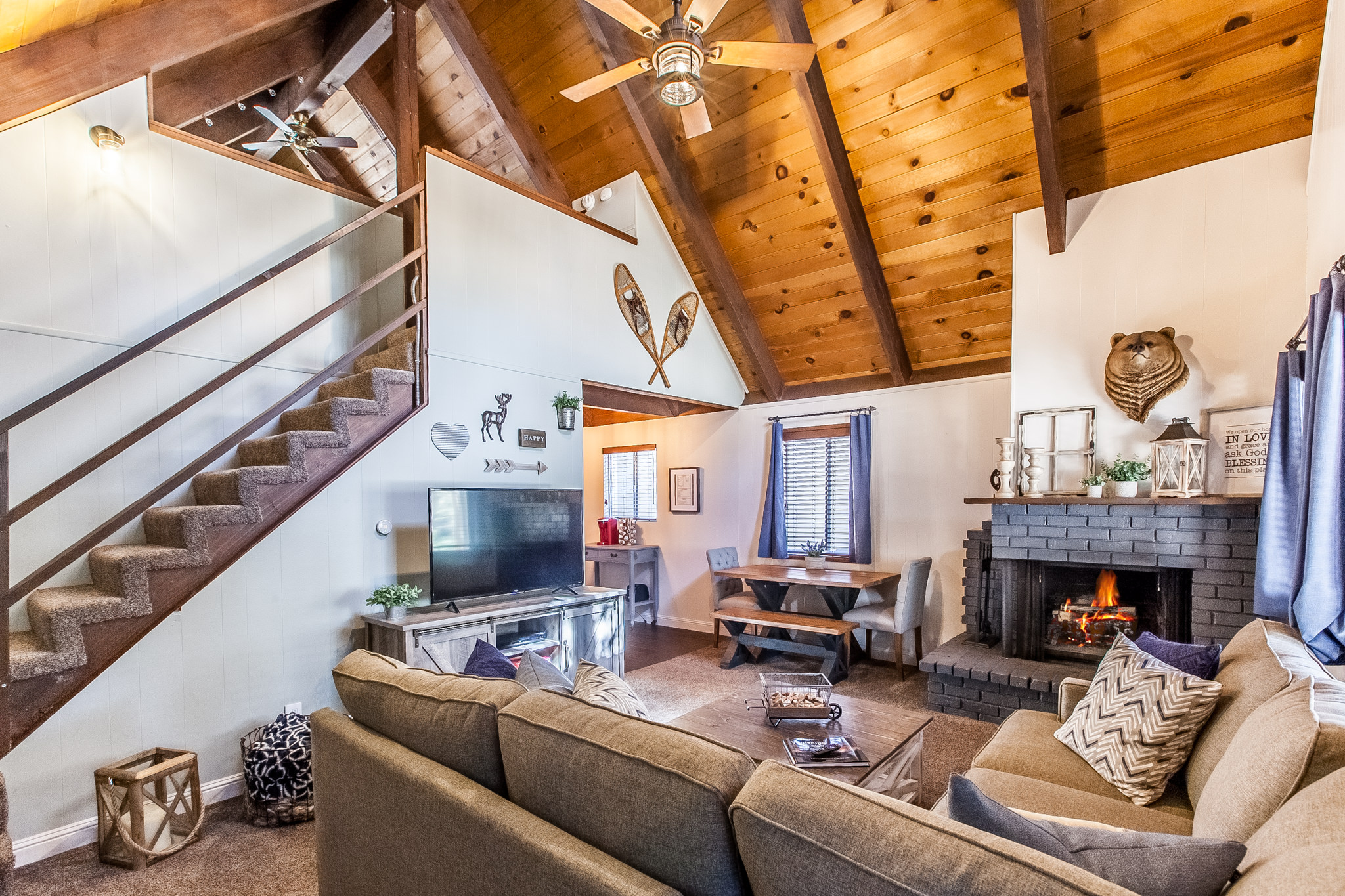 Pinecone Hideaway • Newly Remodeled Cabin with Spa