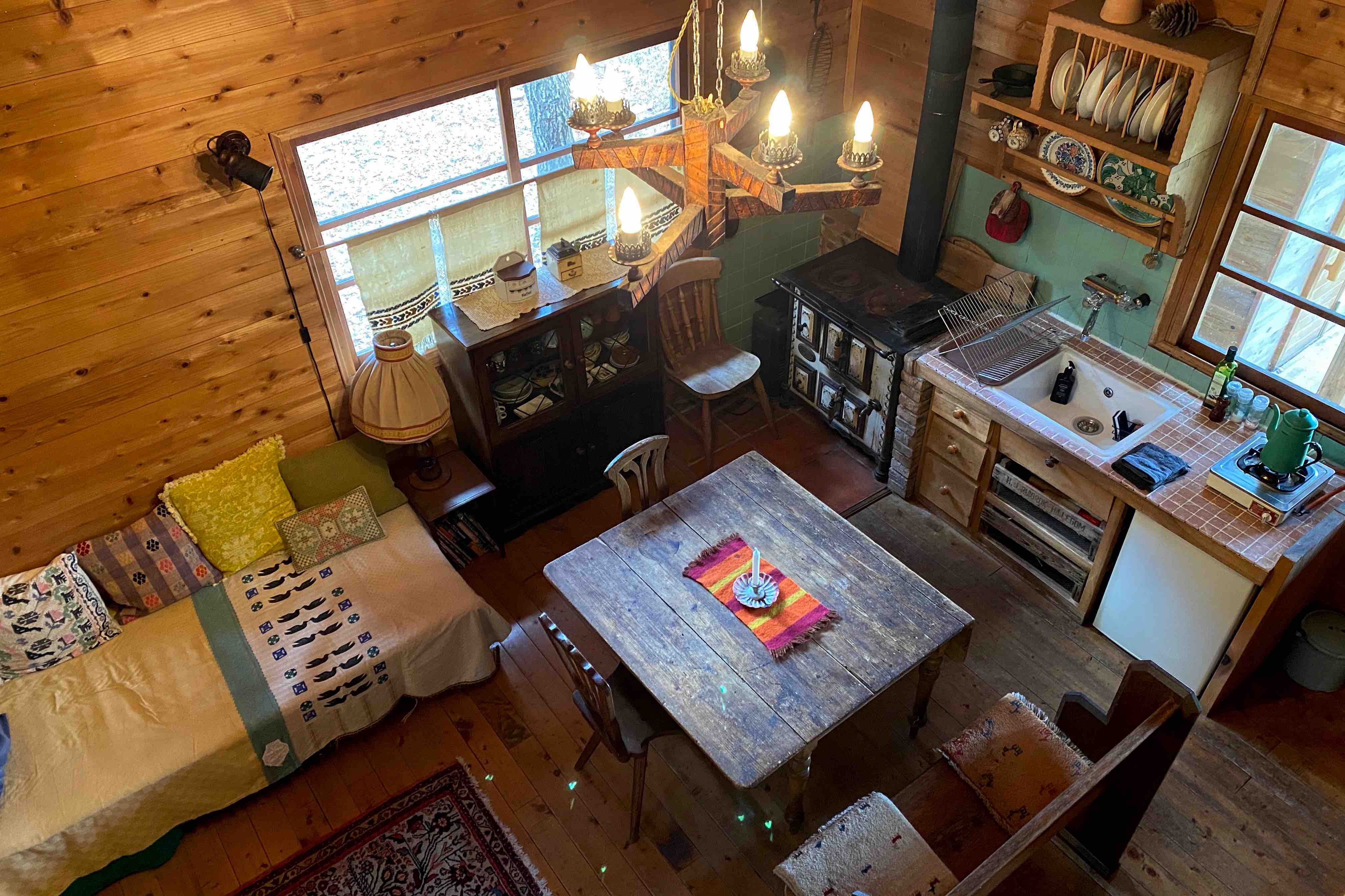 山の上で篭る、断崖の上のシンプルな山小屋「Mountain cabin by