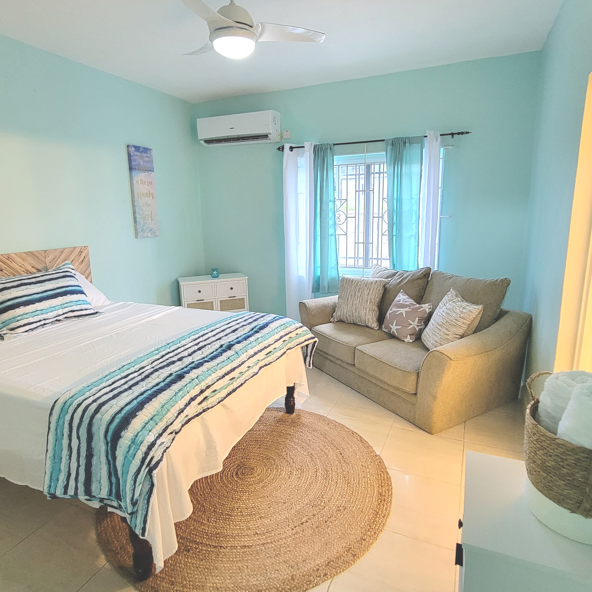 Restful Retreat II •10 mins to the beach!