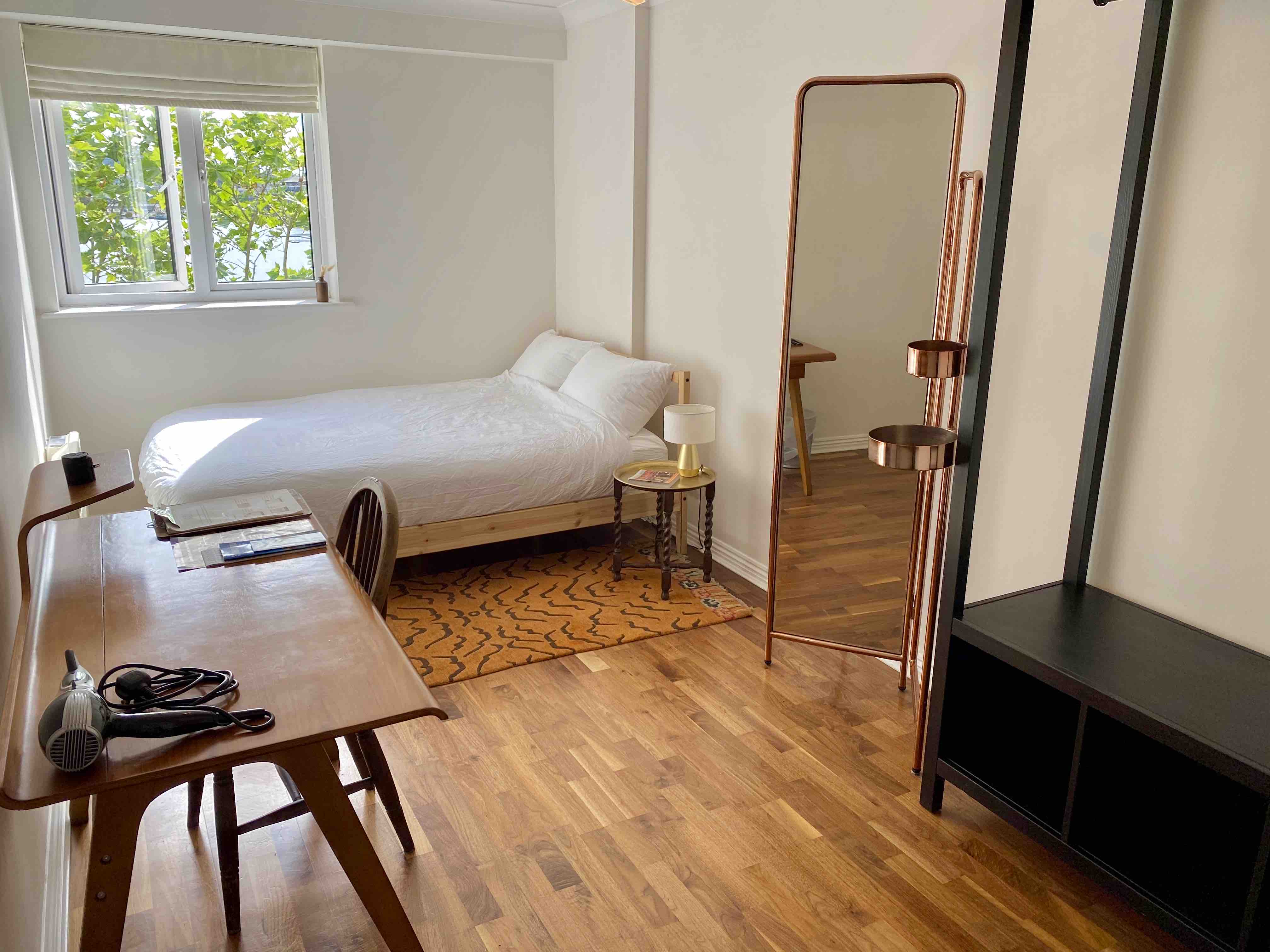 Waterside stay w/ own bathroom 2-min from station