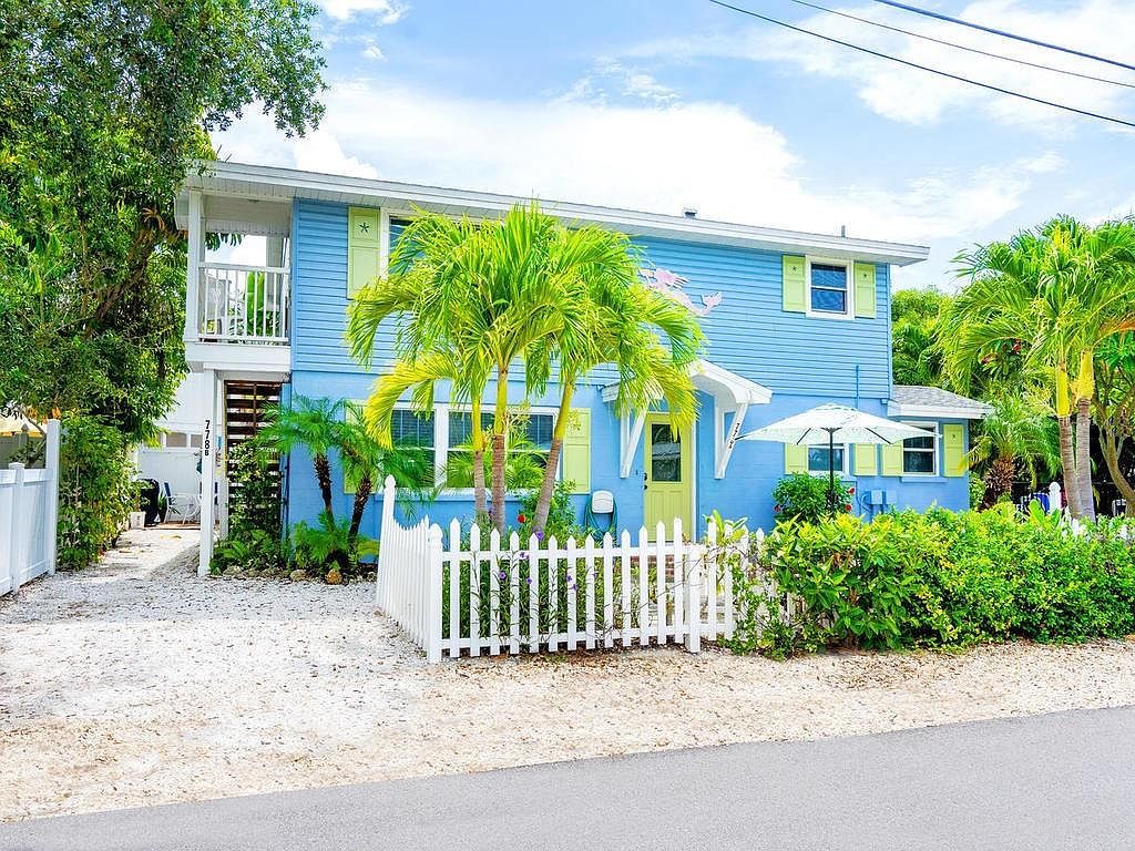CHARMING HOUSE W/HEATED POOL,STEPS TO BEACH UNIT B