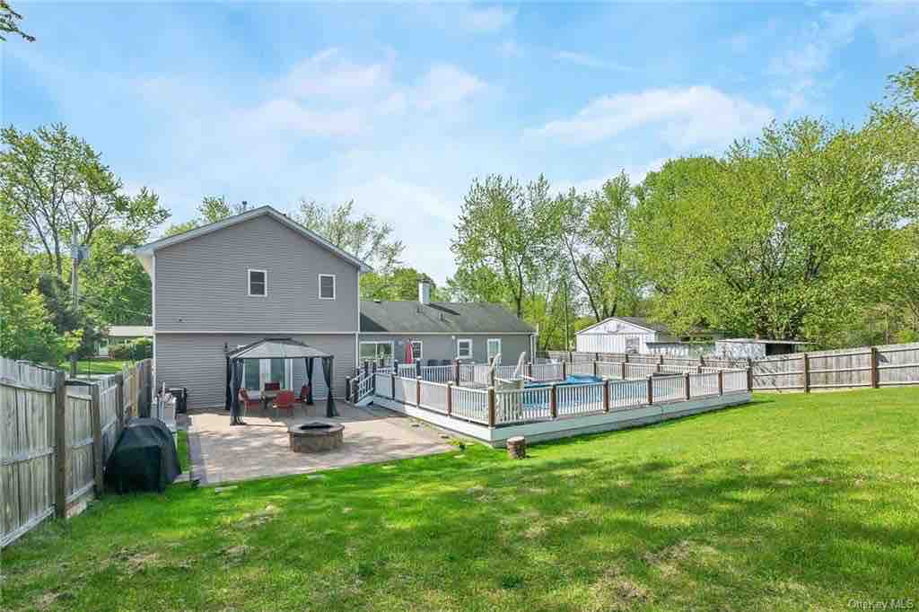 4 bedroom house with pool (Kids & Dog Friendly)