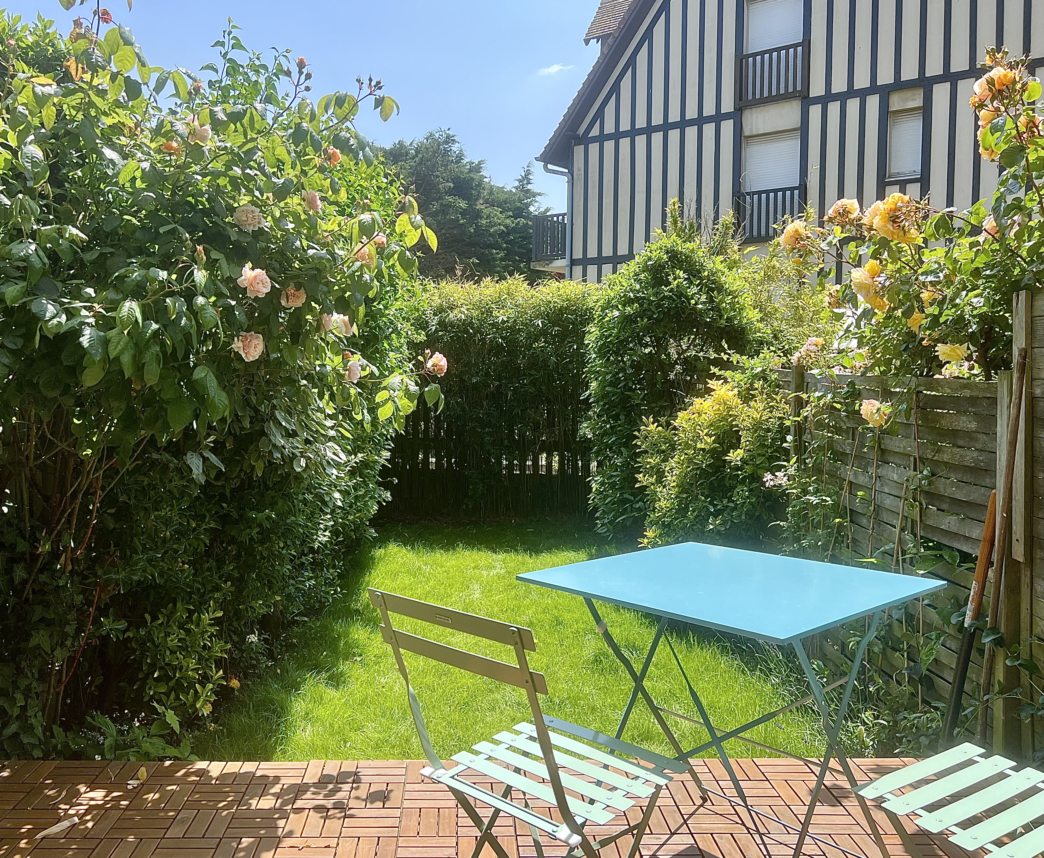 Studio with a garden by the sea