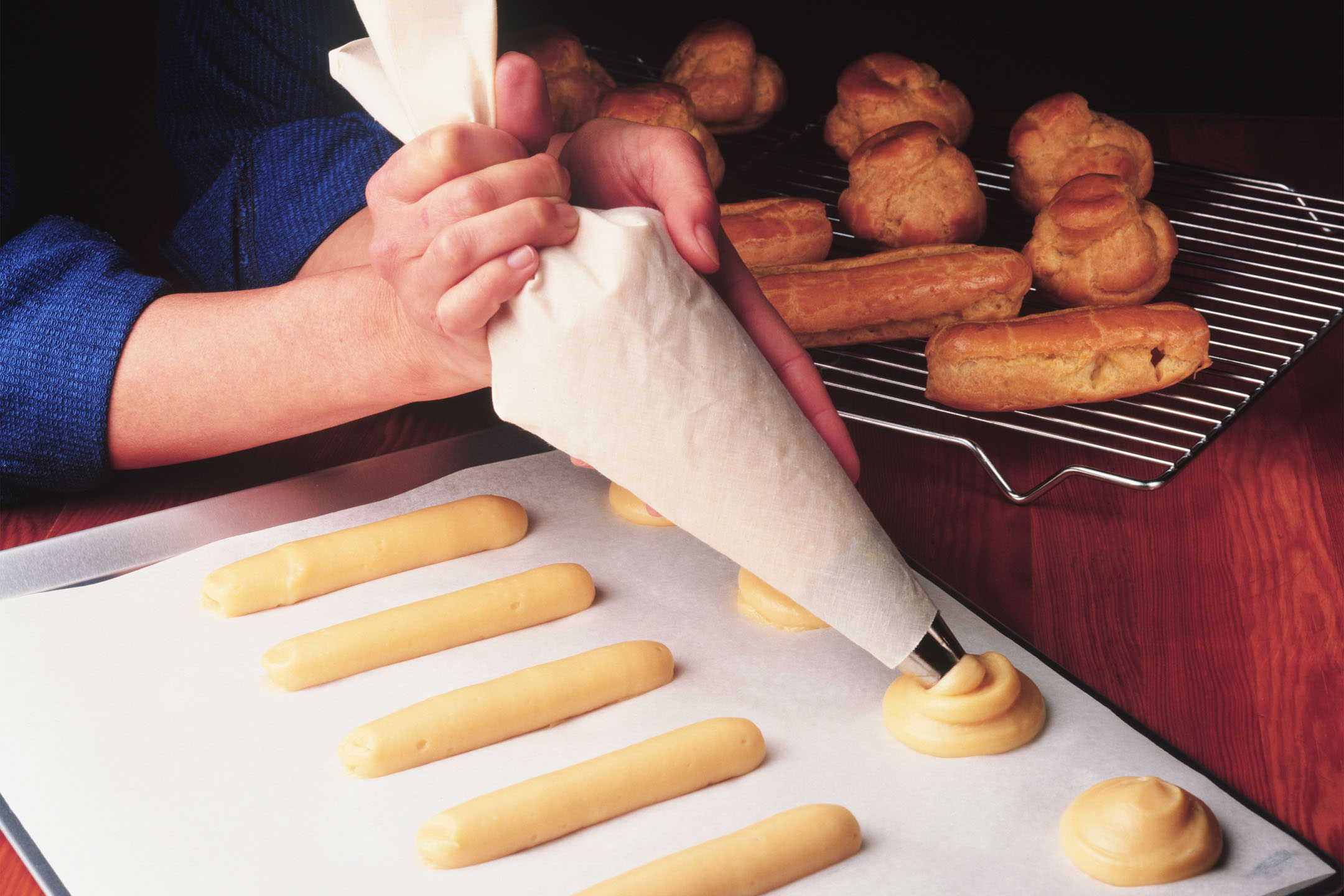 украшениеторьа кондитерсктм мхом. украшение торта кондитерским мешком. корнет кондитерский. корнет кондитерский. мешок кондитерский тканевый.