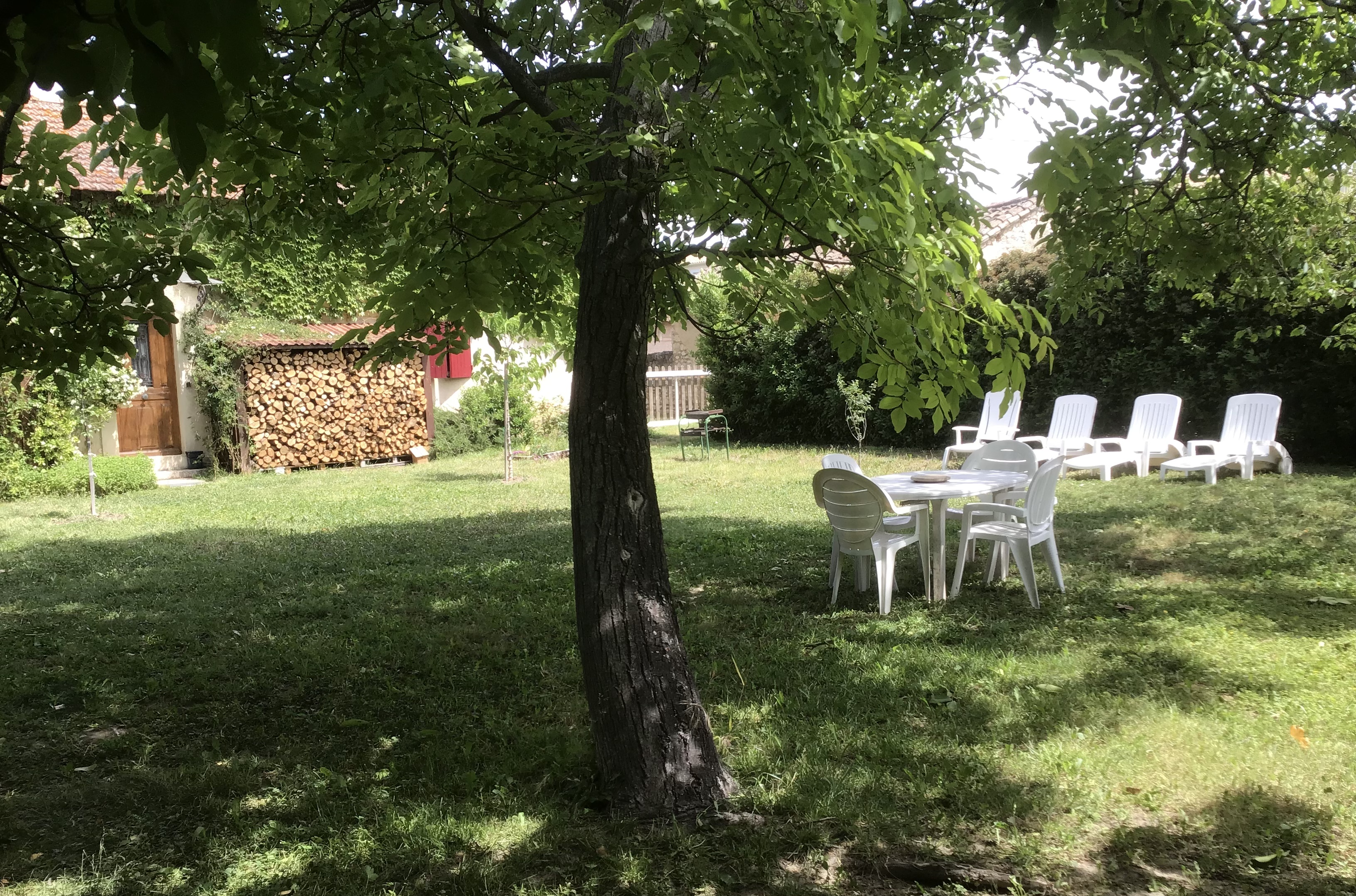 Le Gite du Pays des Sorgues with Swimming Pool & Garden