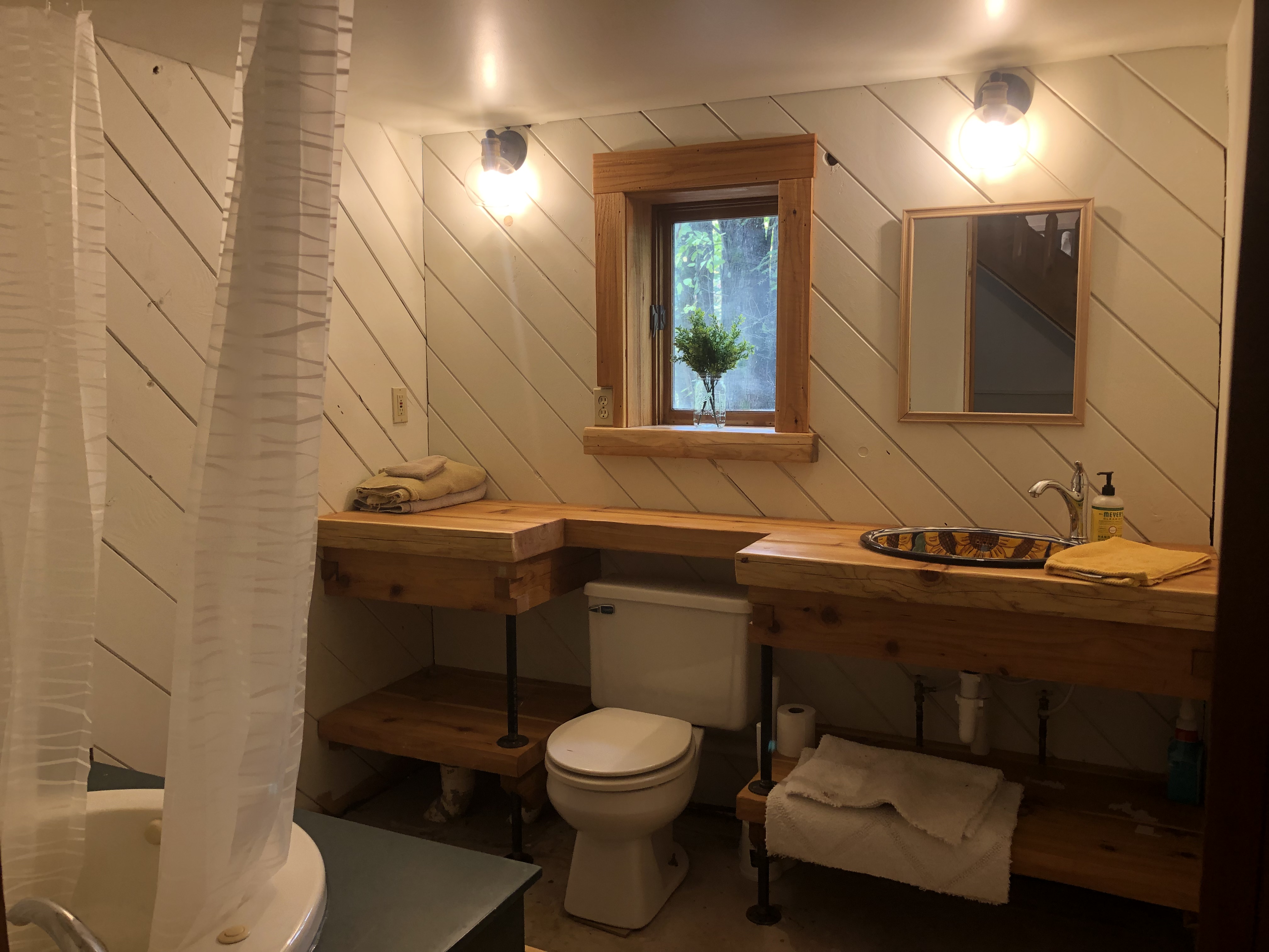 Acogedora cabaña de troncos, privada pero cerca de la ciudad.