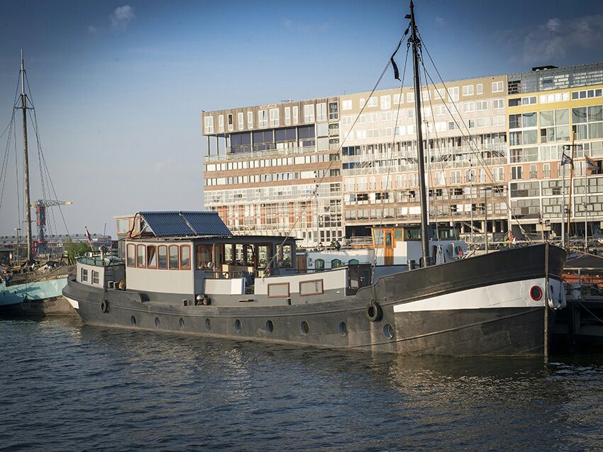 Private stay on luxury houseboat near city center — Amsterdam stay
