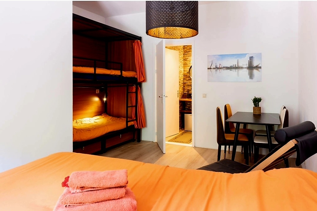 Family room with private bathroom and entrance 6p. — Rotterdam stay