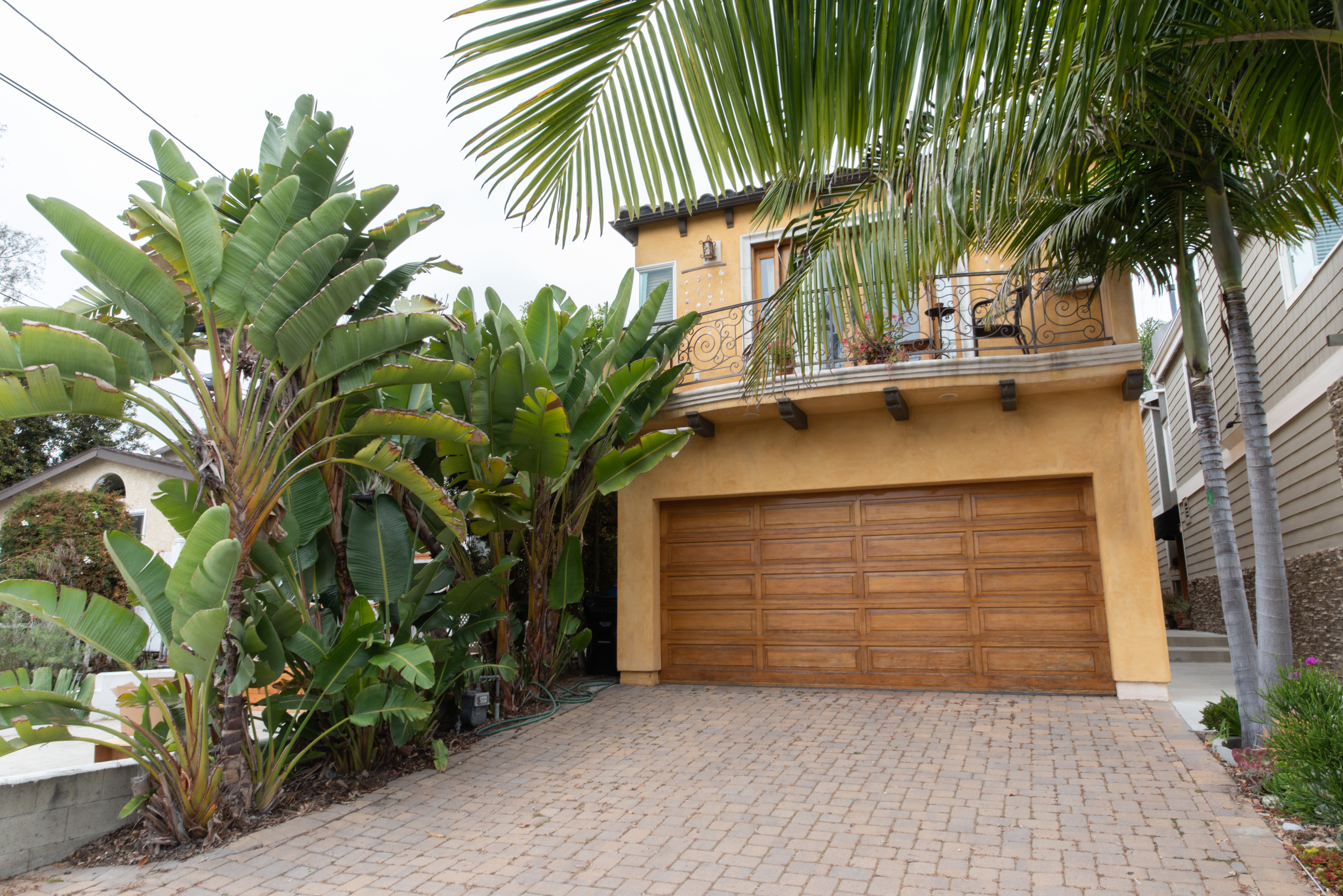 Private quarters , walking distance to the beach.
