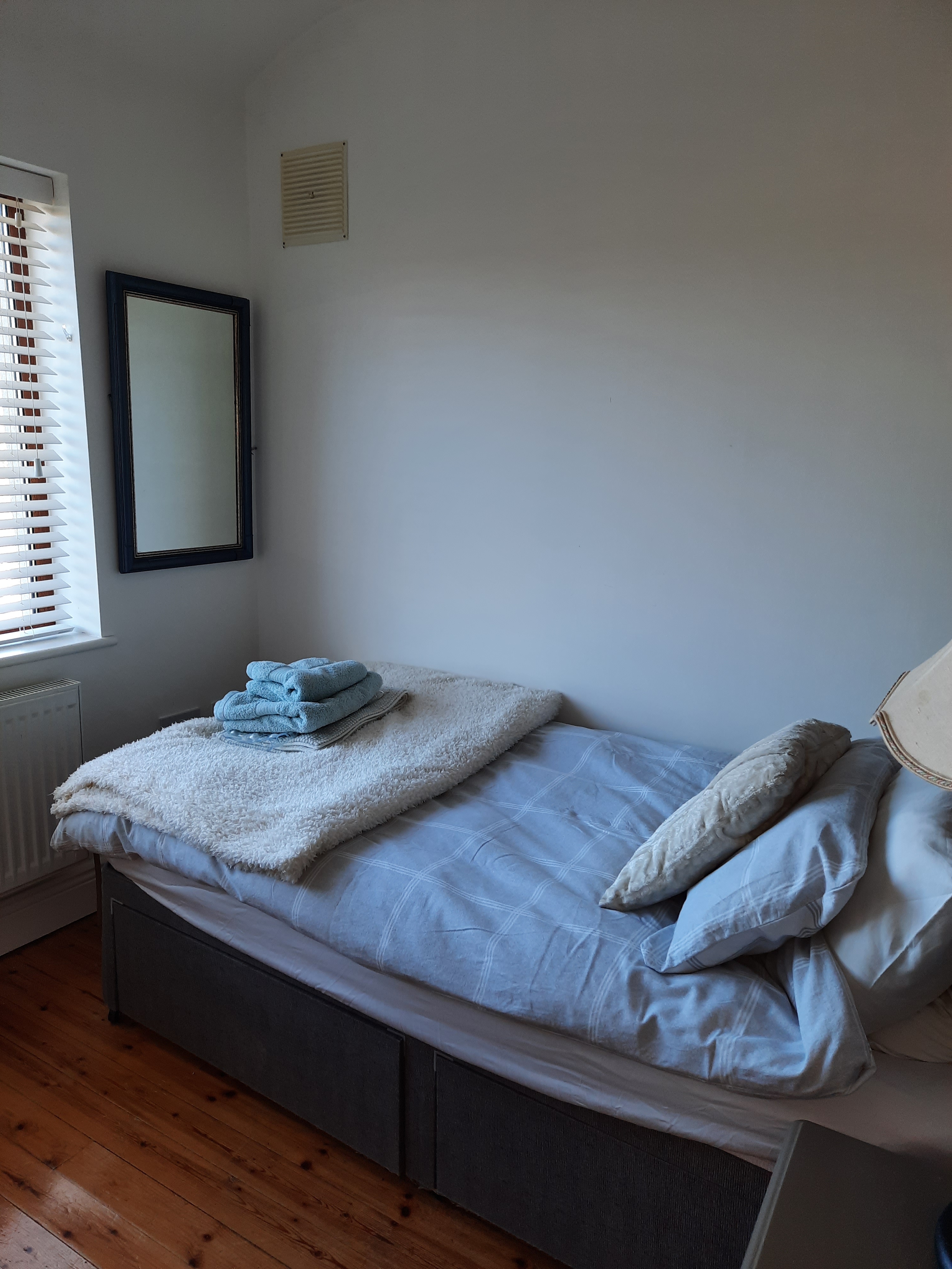 Single bedroom near public transport in dublin 16