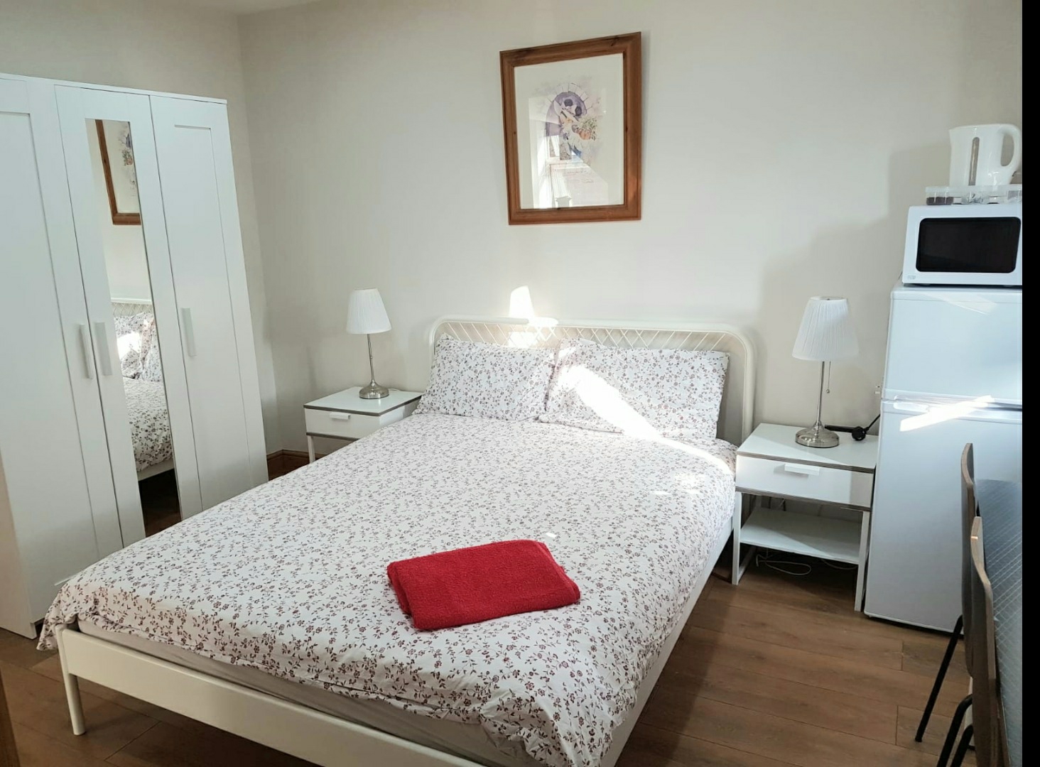 (B) 2 Guest ensuite bedroom near Heathrow stockley