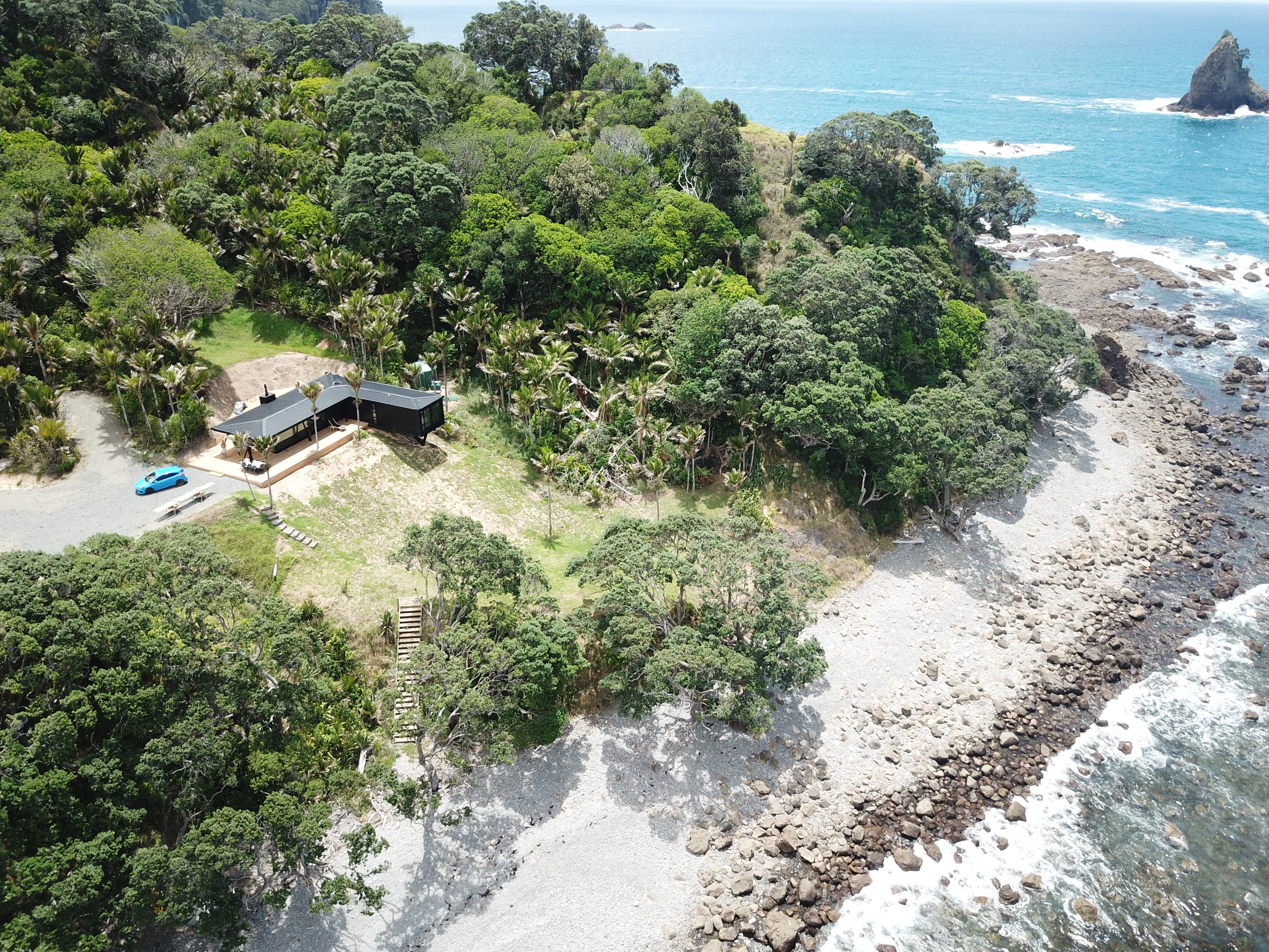 NIKAU BEACH HOUSE - Absolute Waterfront