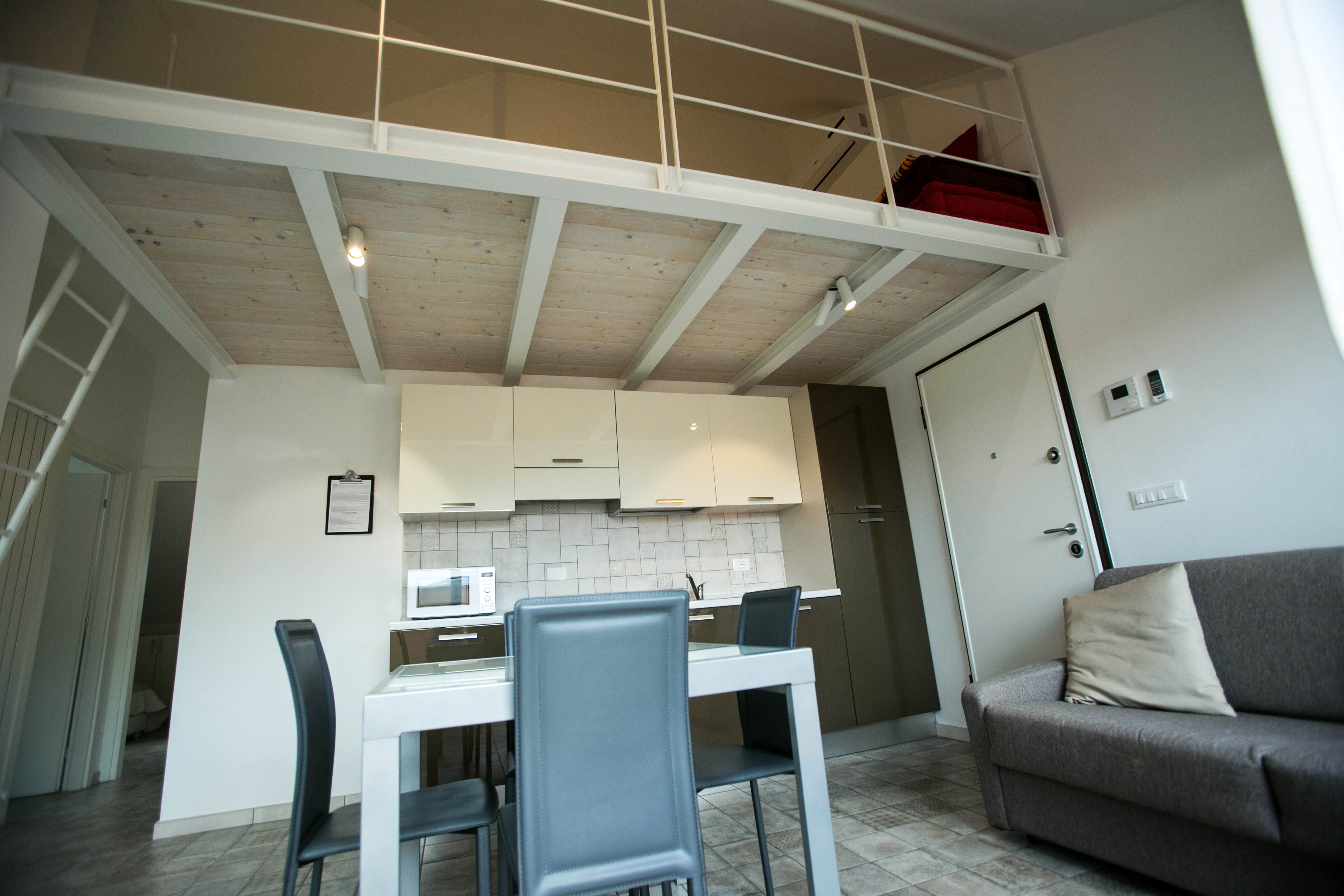 Apartment just steps from the sea  int 8
