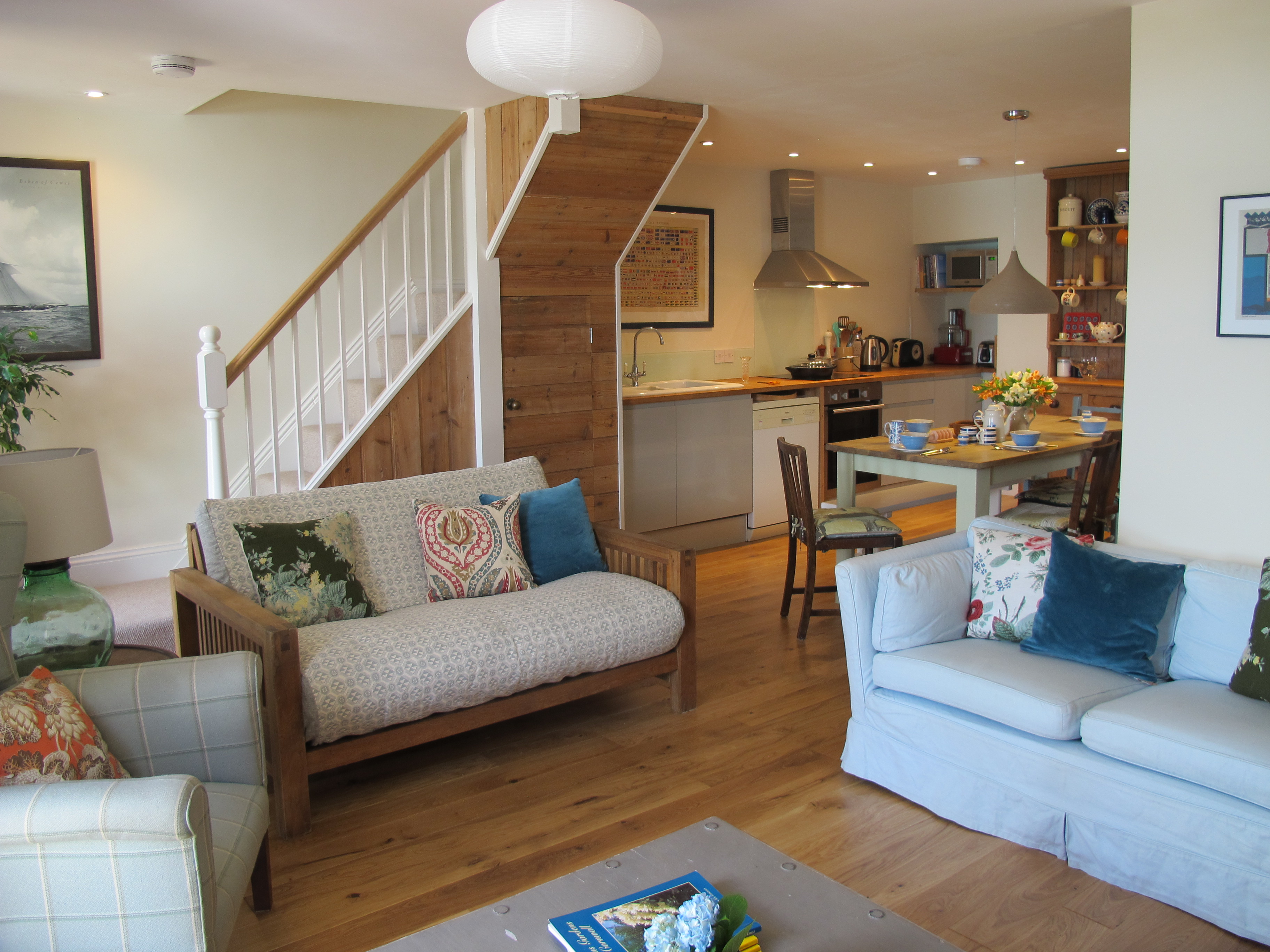 Ideal for food, surf & walks. Sea view home.