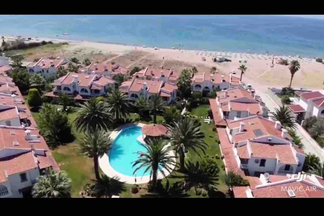 Sarımsaklı�da denize sıfır prestijli sitede villa Villas for Rent in