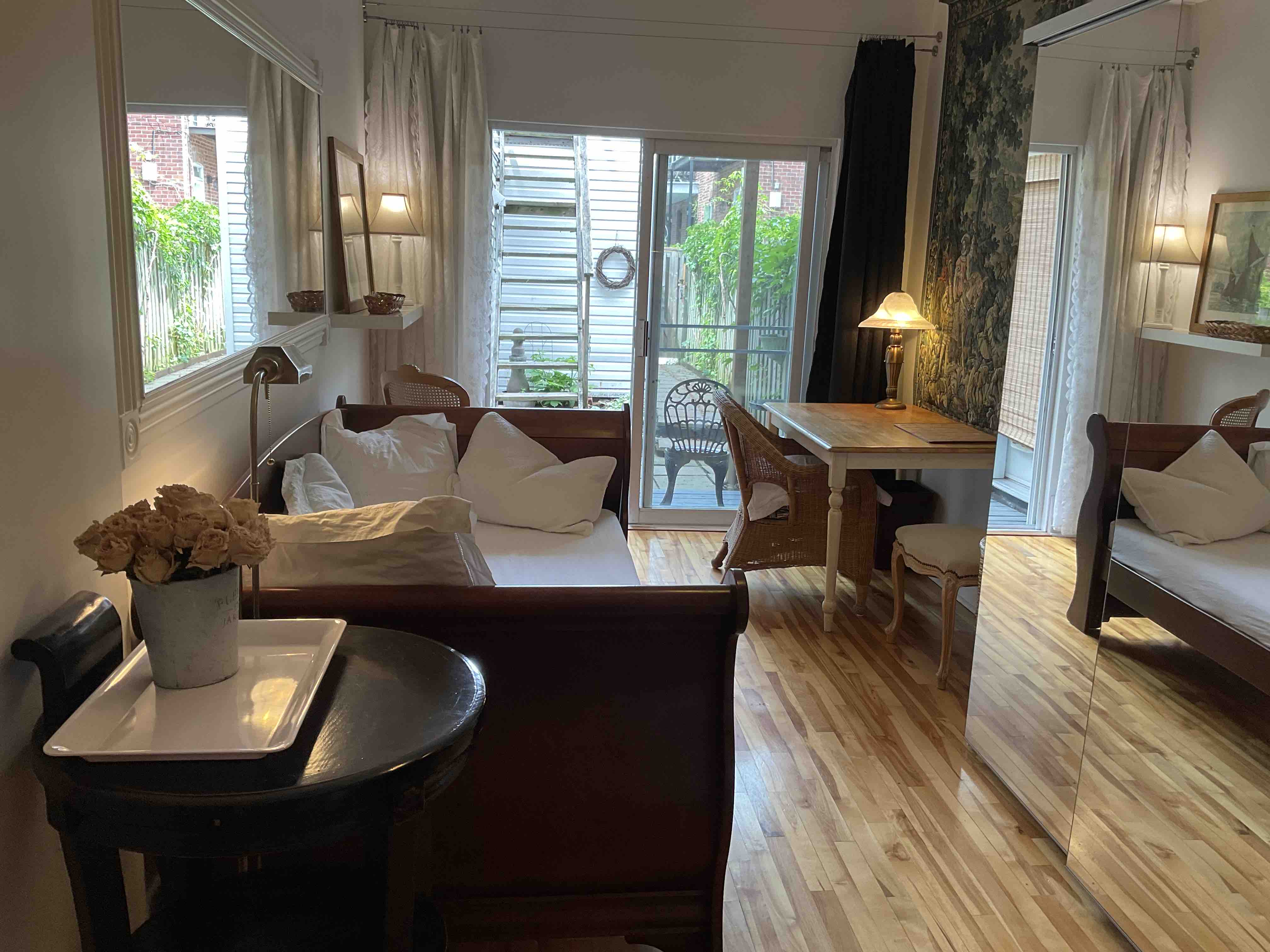 Lovely studio in little garden in Le Plateau-Mont-Royal, Montreal