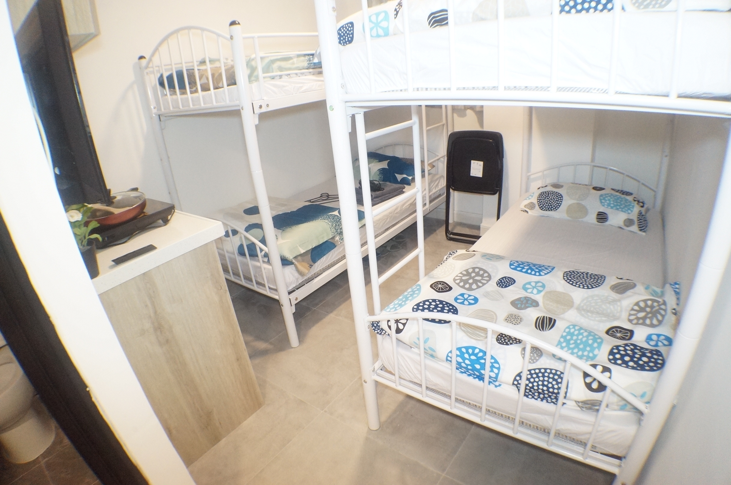 Downtown Sleeps 4 Studio APT MK6 MTR downstairs!