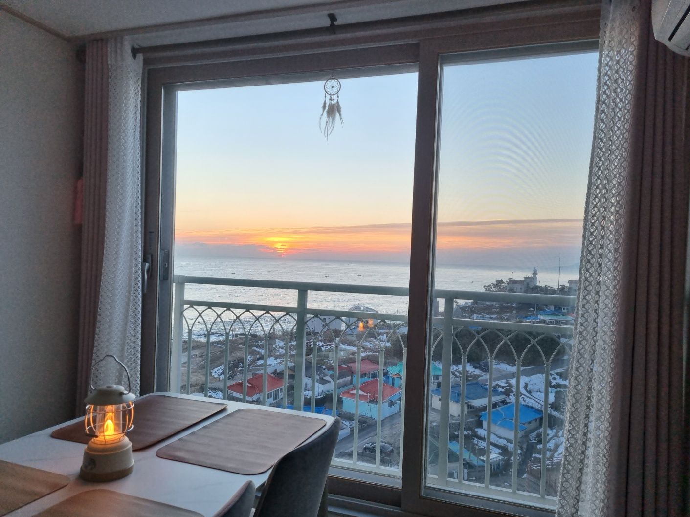 Hustay 
# Relaxing and Relaxing
# Sunrise from the bed
# The view that embraces the sea