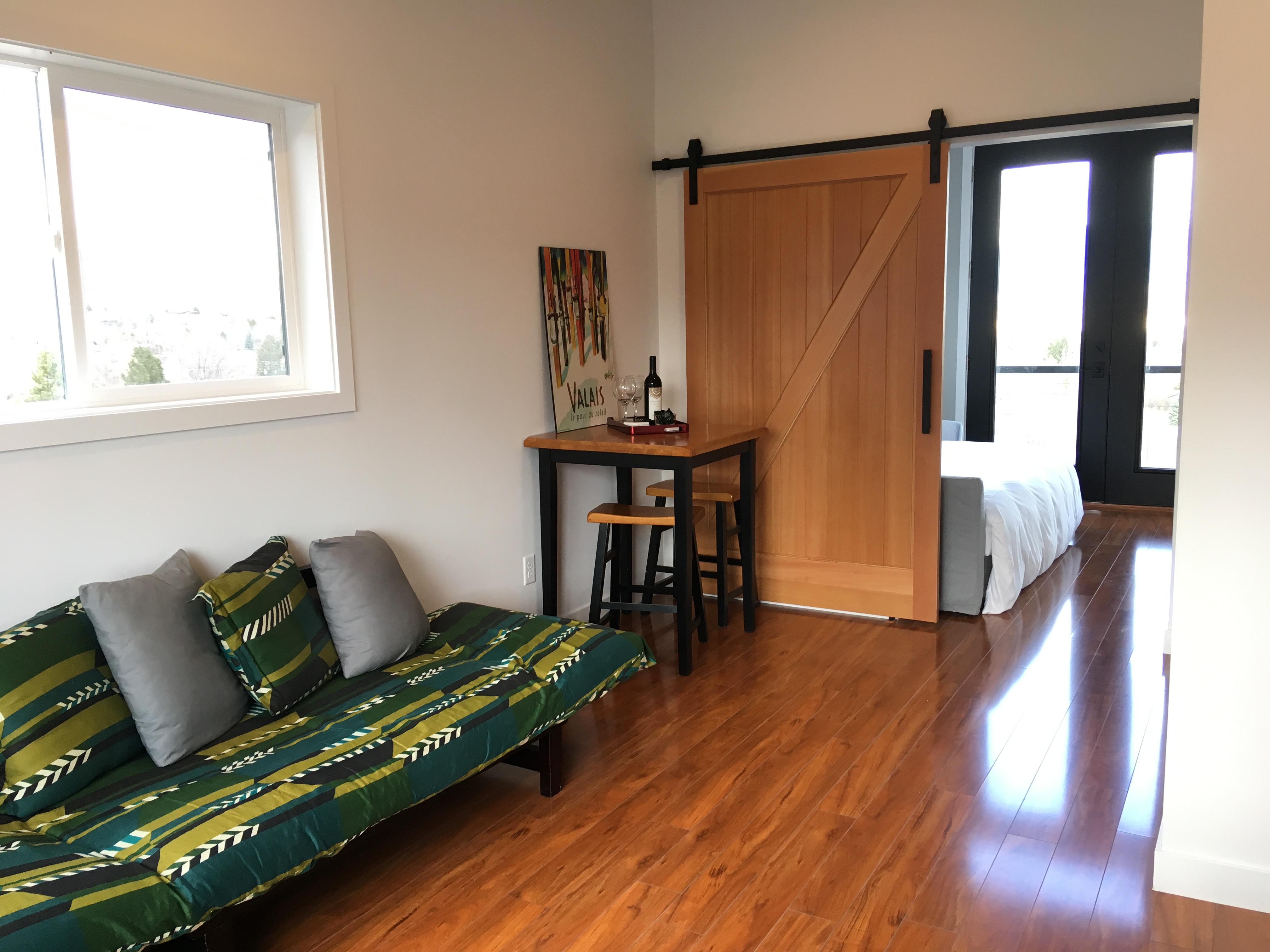 Studio Apt w Private Balcony & 360 Mountain Views