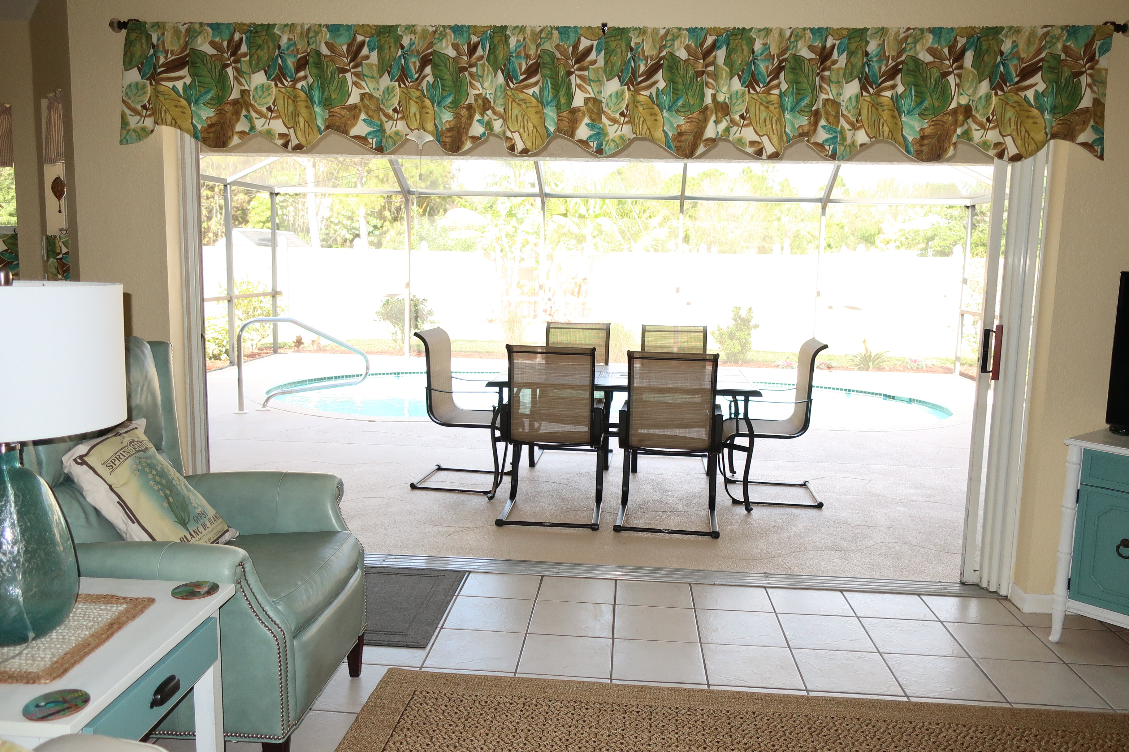 Coastal Getaway – 3bed/2bath House with Pool