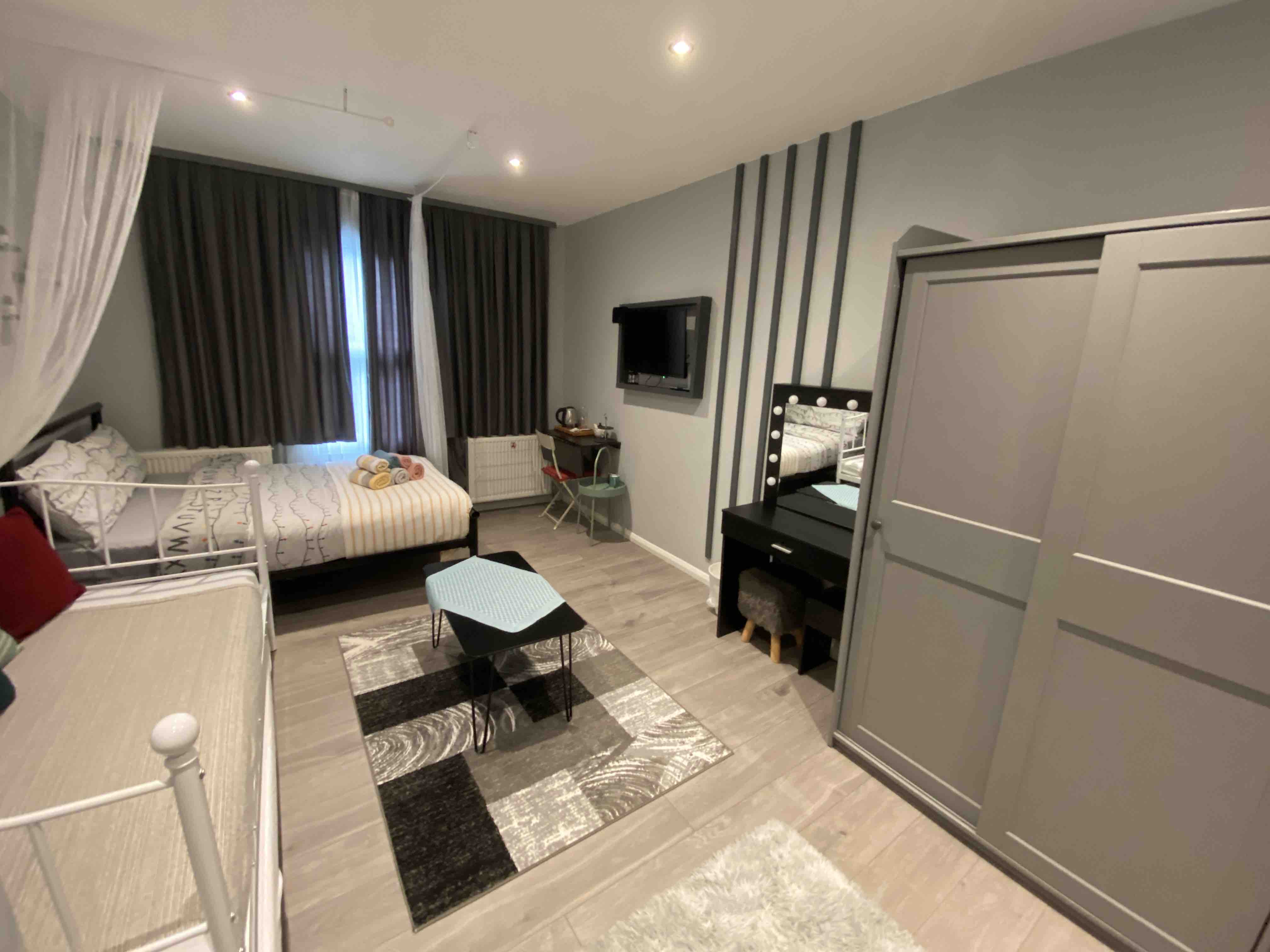 Brand new large studio flat 20 mins Central London