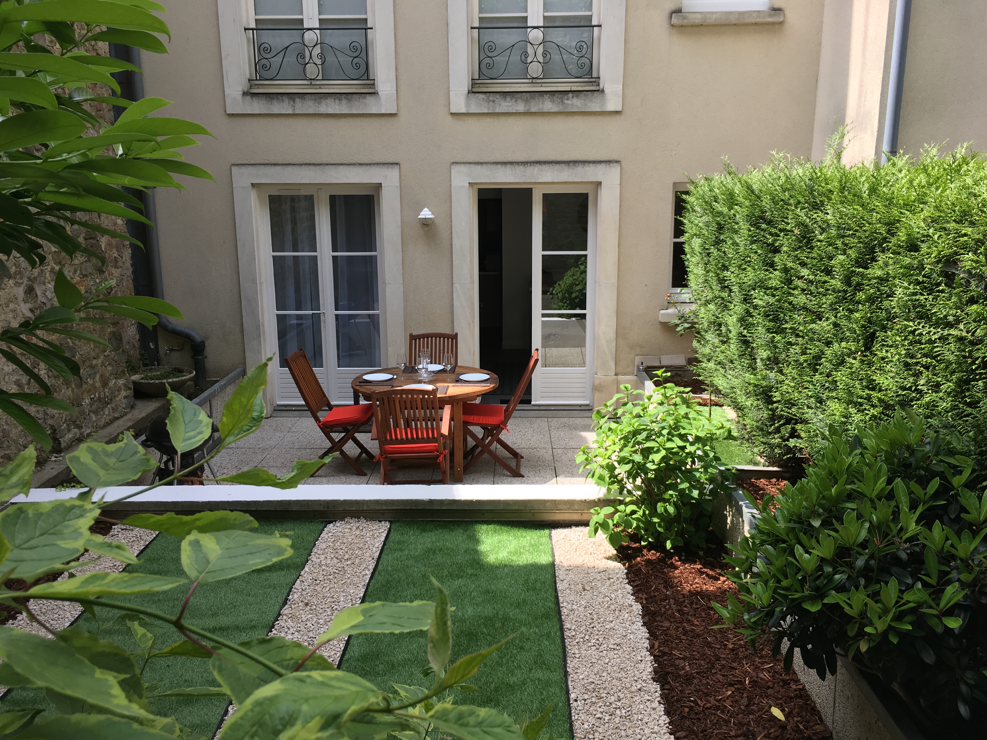 Apt Cosy located in an old town with its garden
