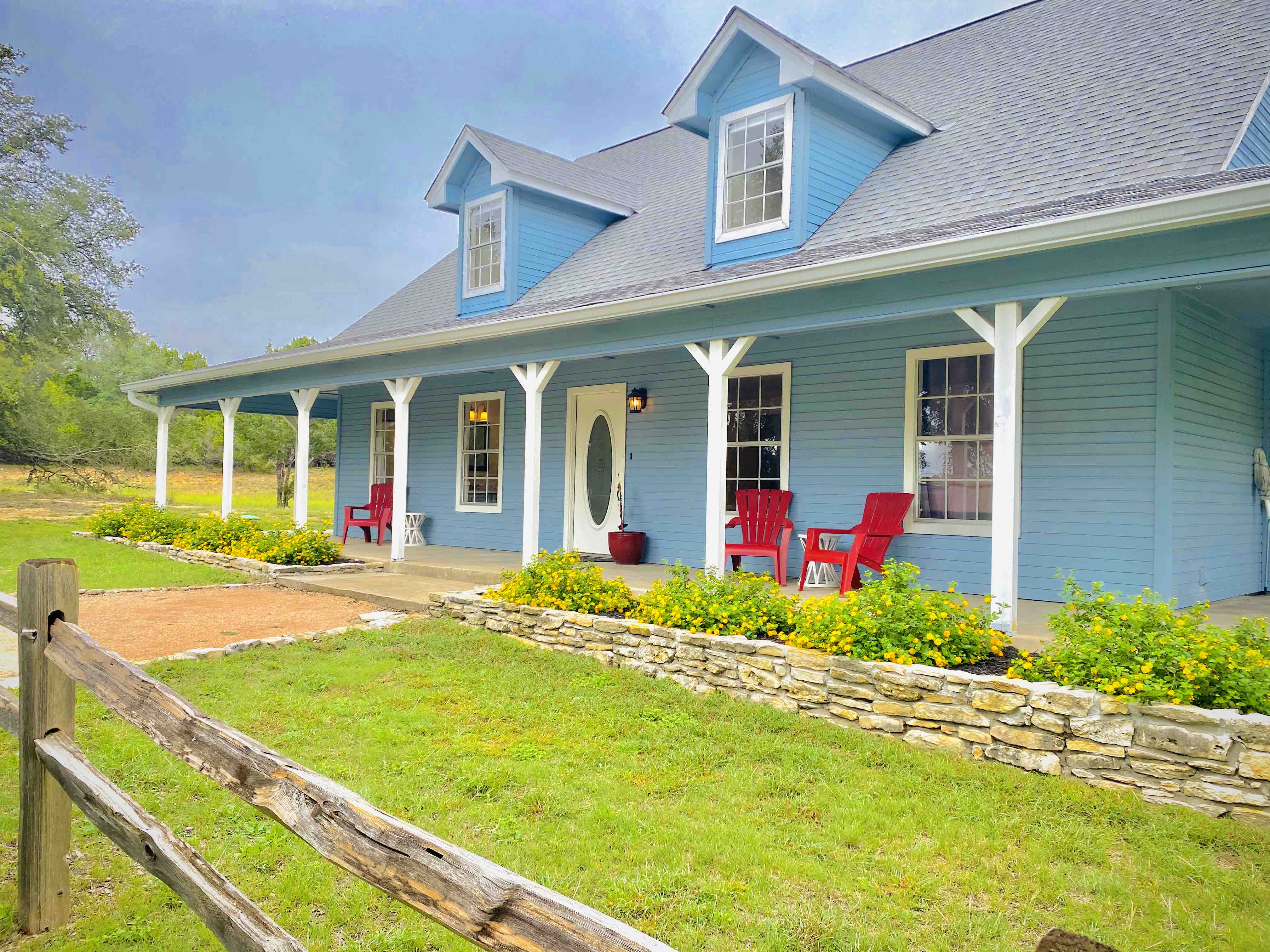 Hill Country Farmhouse - Hot Tub and Fire Pit