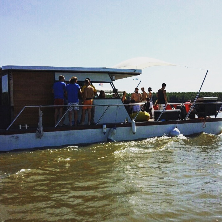 Katamaran Izdavanje Na Dan Vaixells Per Llogar A Novi Sad Serbia