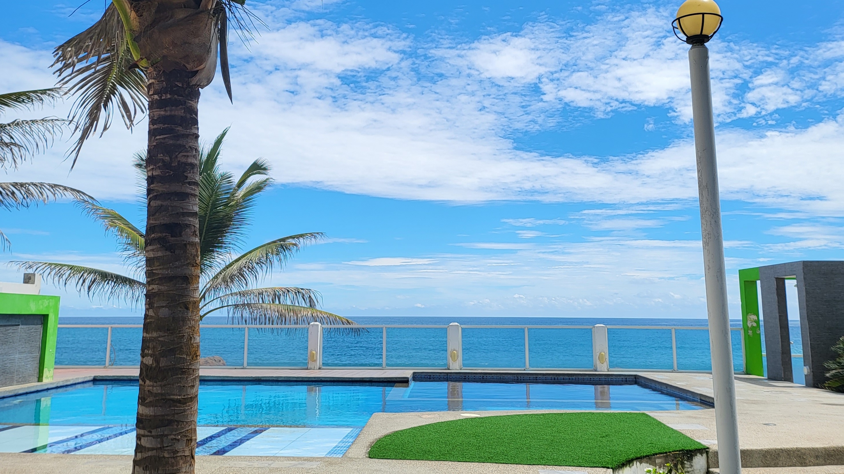 Oceanfront Suite
pool,kitchen 1 parking space.
Safe