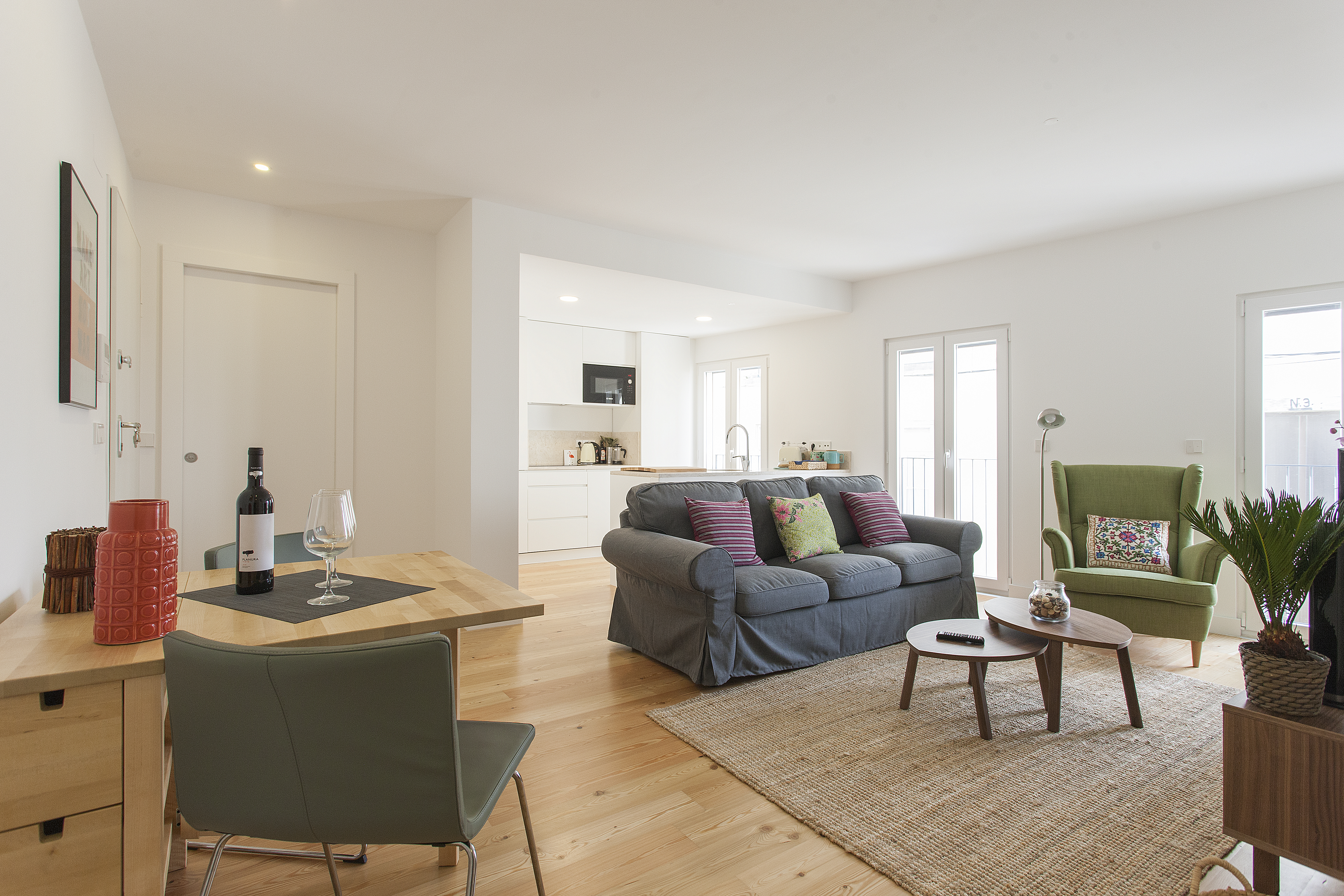Beautiful New Modern Centrally Located Apartment