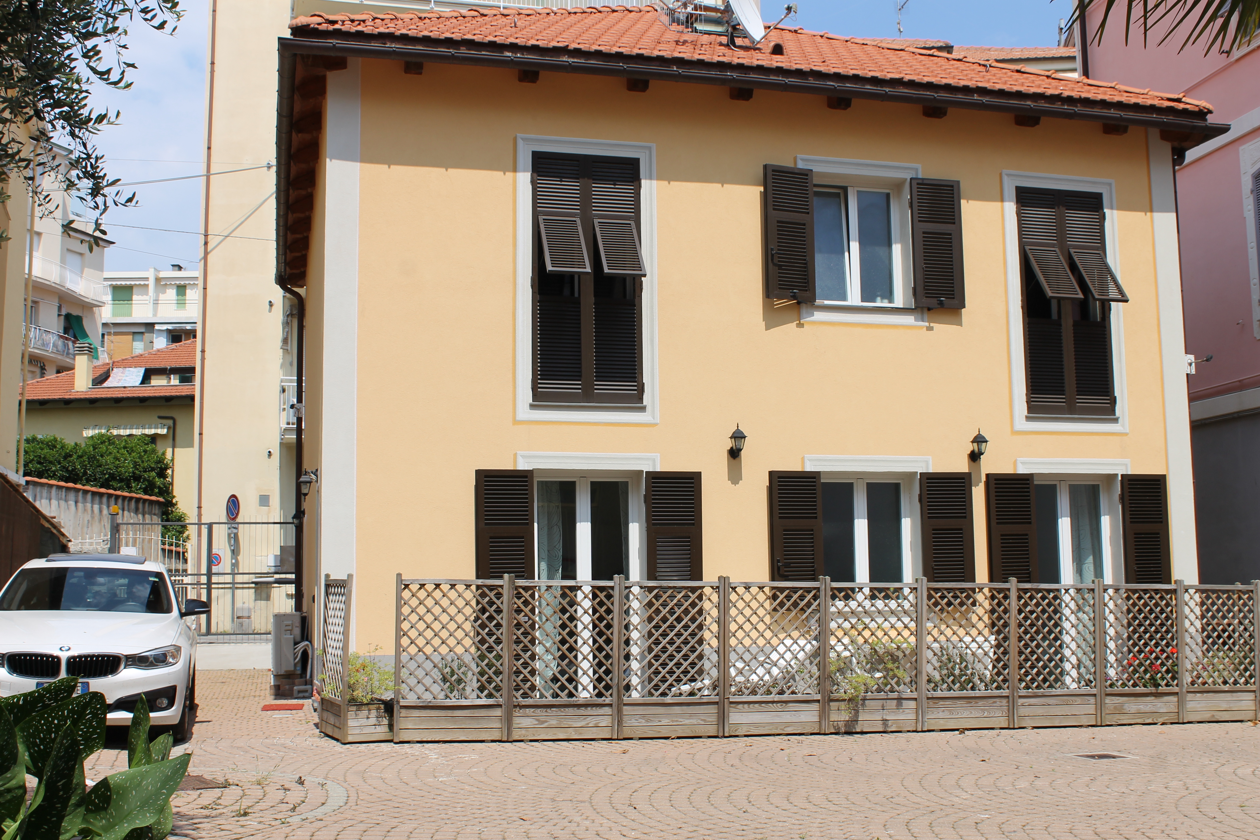 Alassio centro in villa with parking space +WiFi