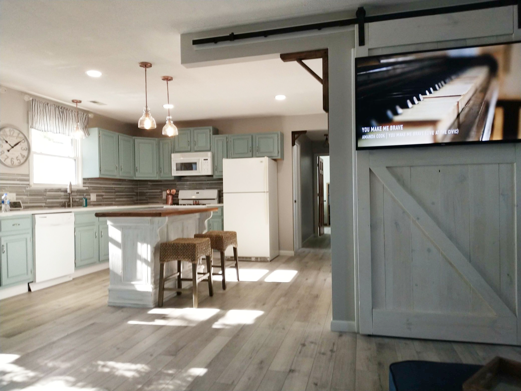 The Cozy Nest A Lakeside Retreat with hot tub! Cottages for Rent