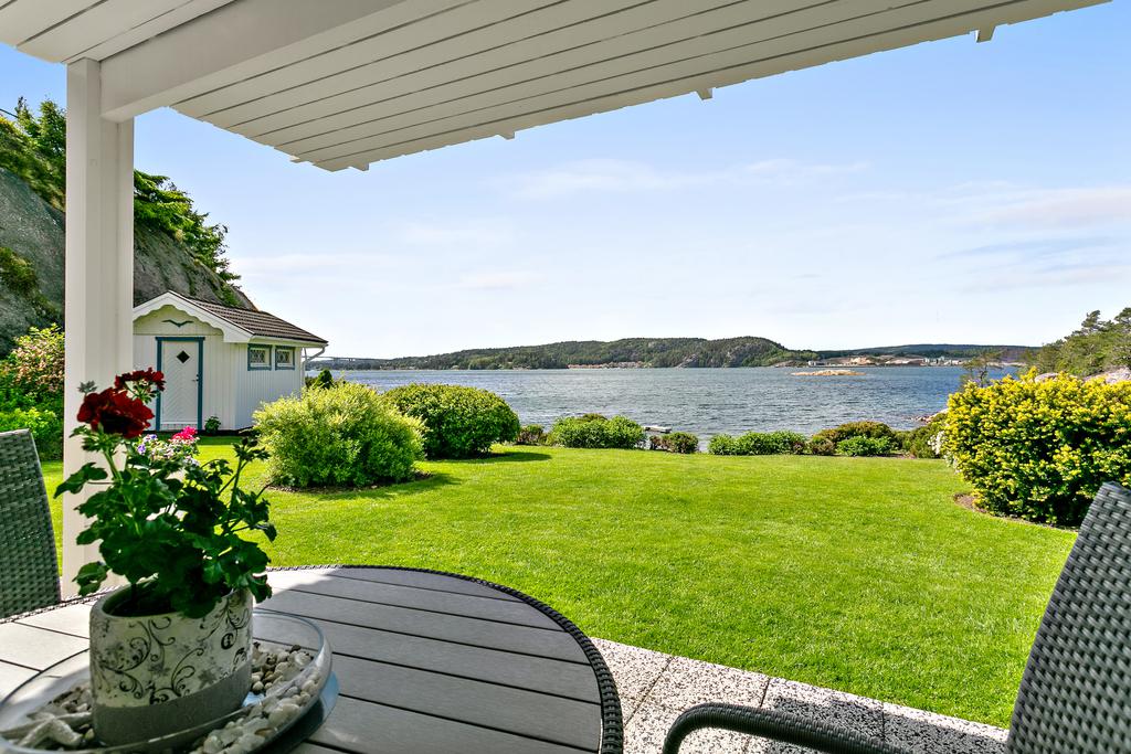 Wonderful villa secluded located by the sea