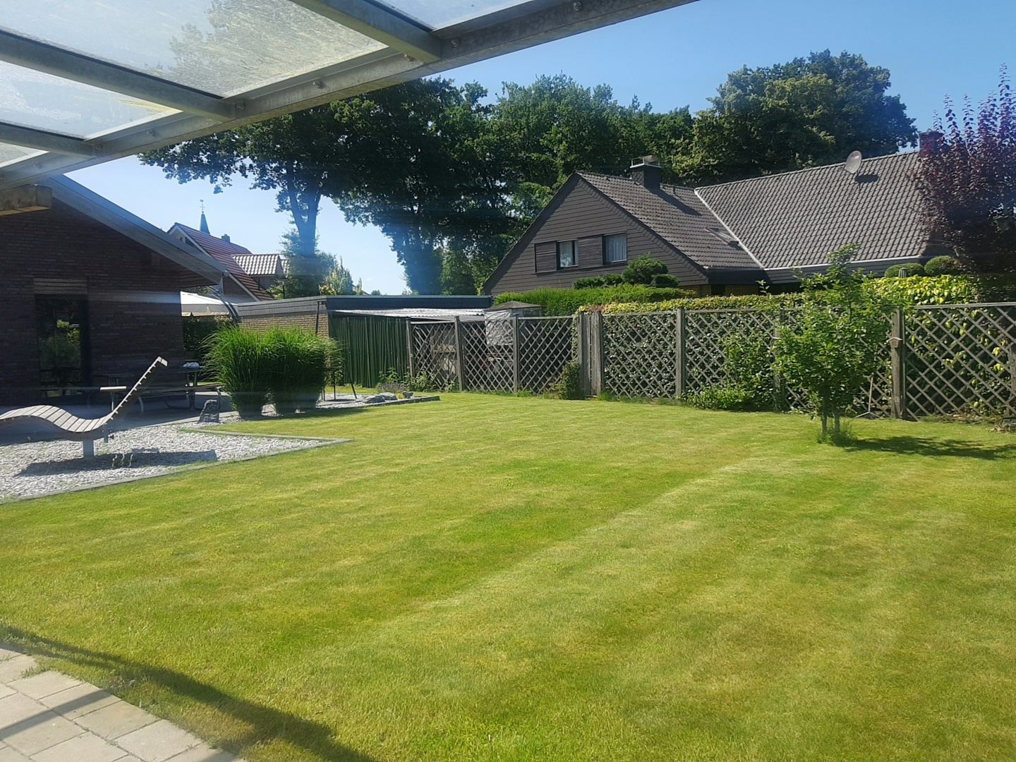 Modernes Haus mit großem Garten. In der Natur - Houses for Rent in