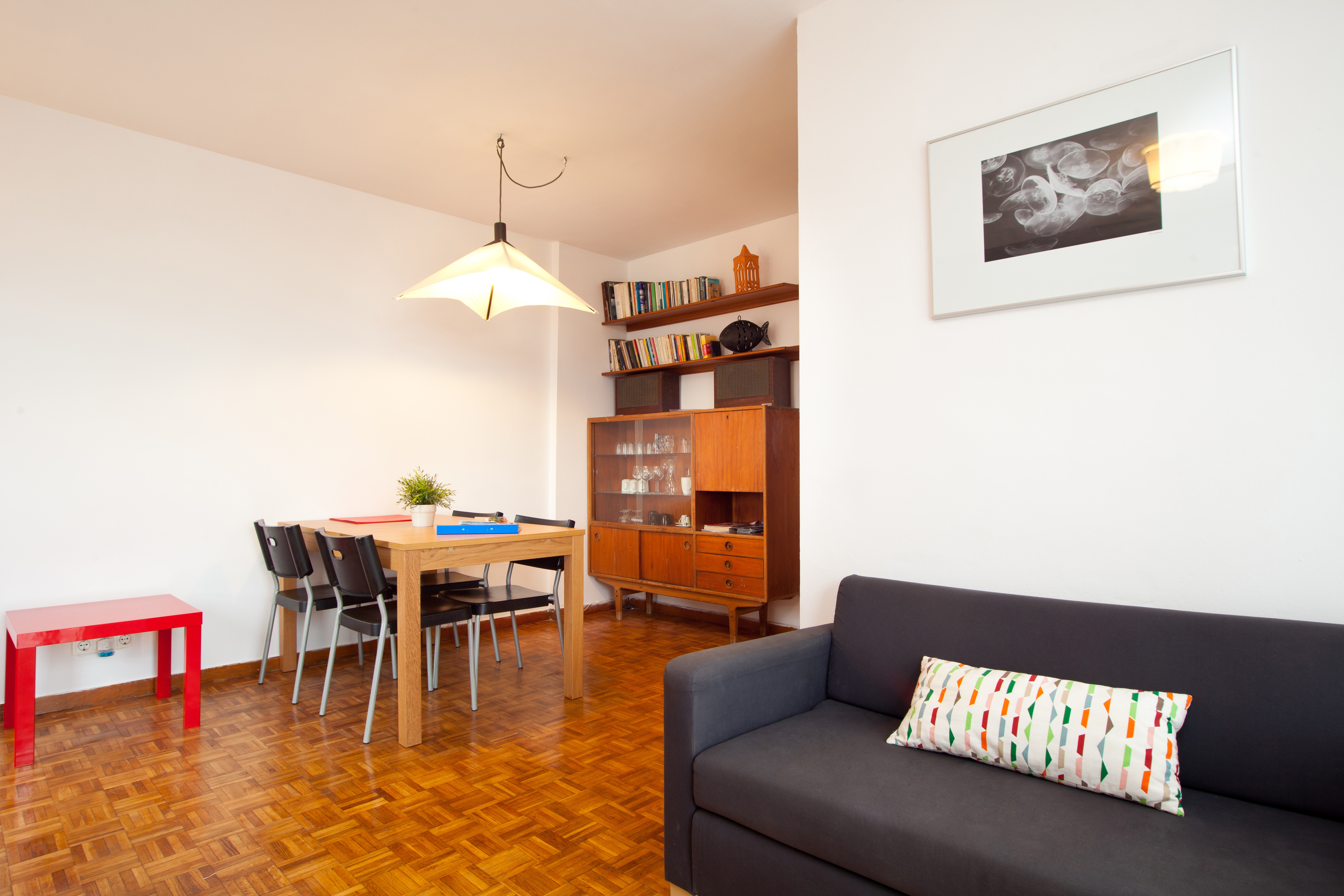 Cheap and bright with big terrace · Sants · 6 pers