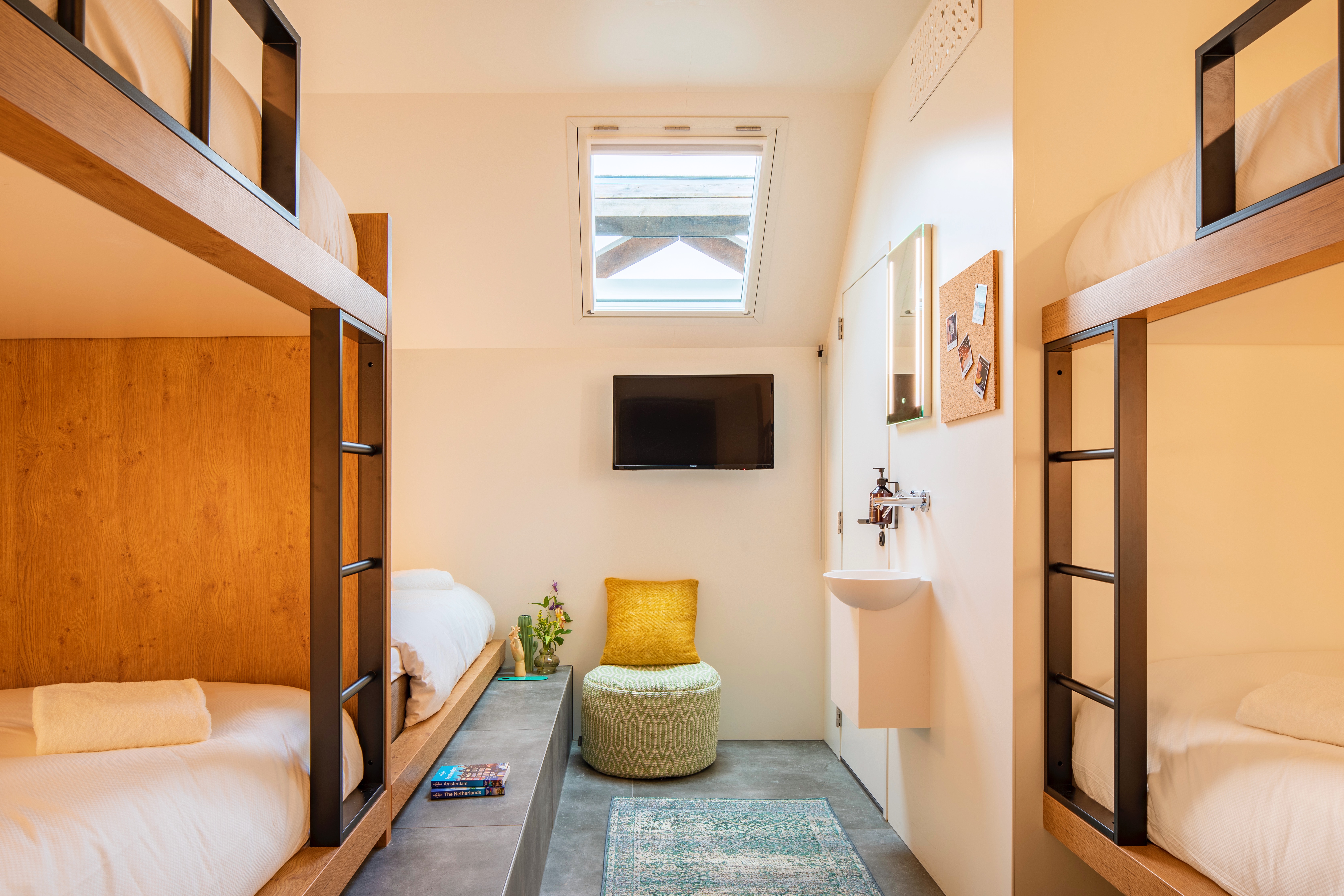 Stay social in our BUNK ROOM FOR 5 with en-suite — Amsterdam stay