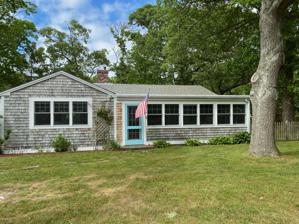 Adorable  Bayside  Eastham Cottage