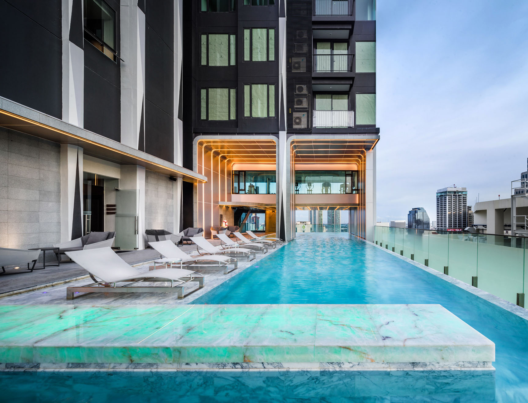 Free Parking! Hi-End Apt near Bts&Mrt Sukhumvit