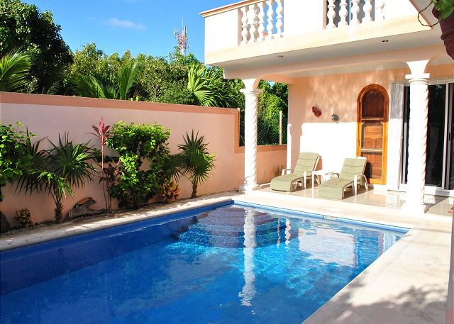 Mae house with a pool