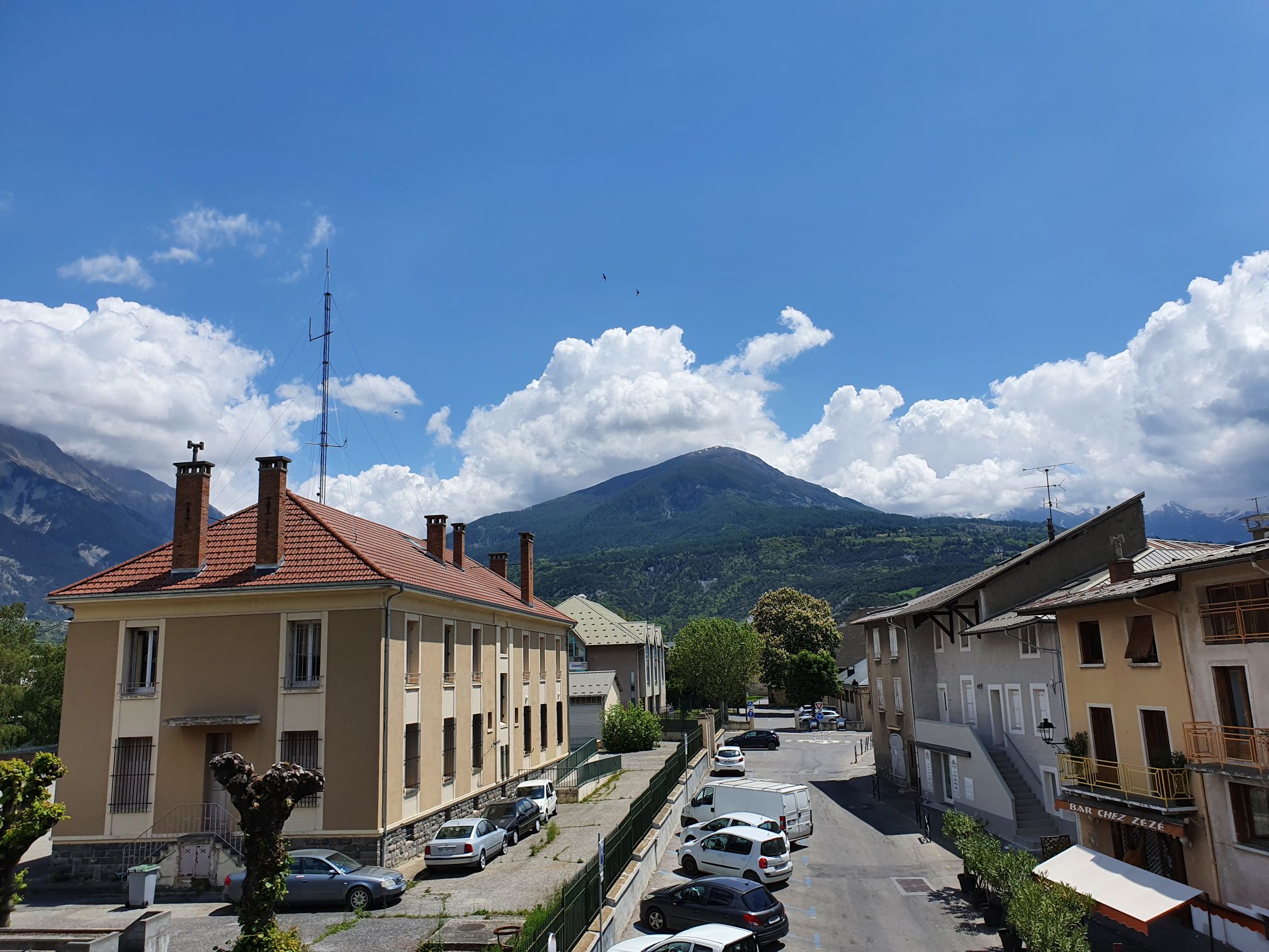 BRIGHT two bedroom APARTMENT/ Fully renovated/In the HEART of the CITY