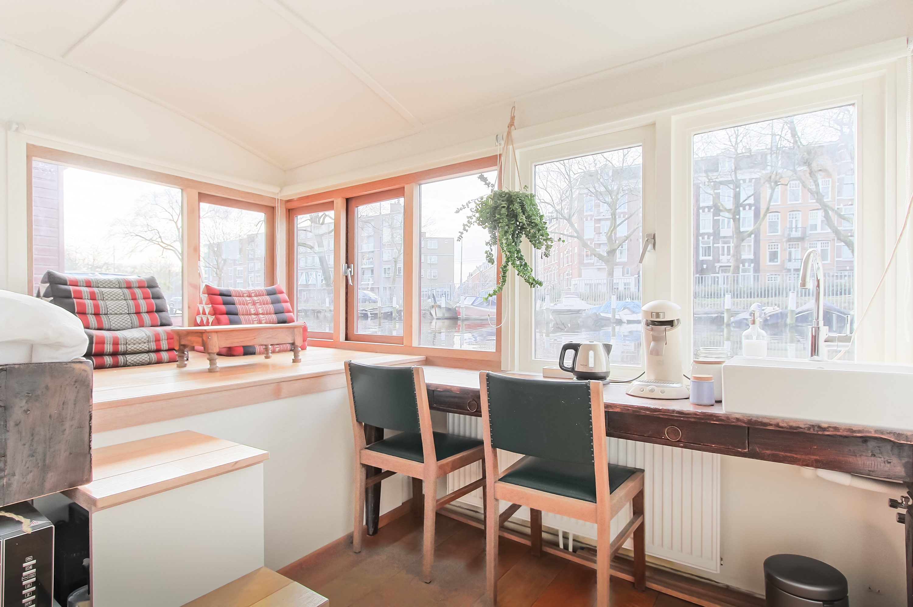 Jordaan HOUSEBOAT studio with panoramic views — Amsterdam stay