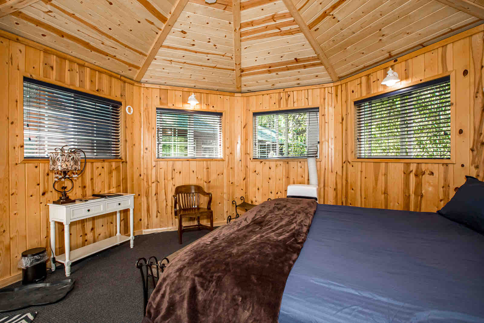 Beautiful Creekside Bungalow Dome houses for Rent in Columbia Falls