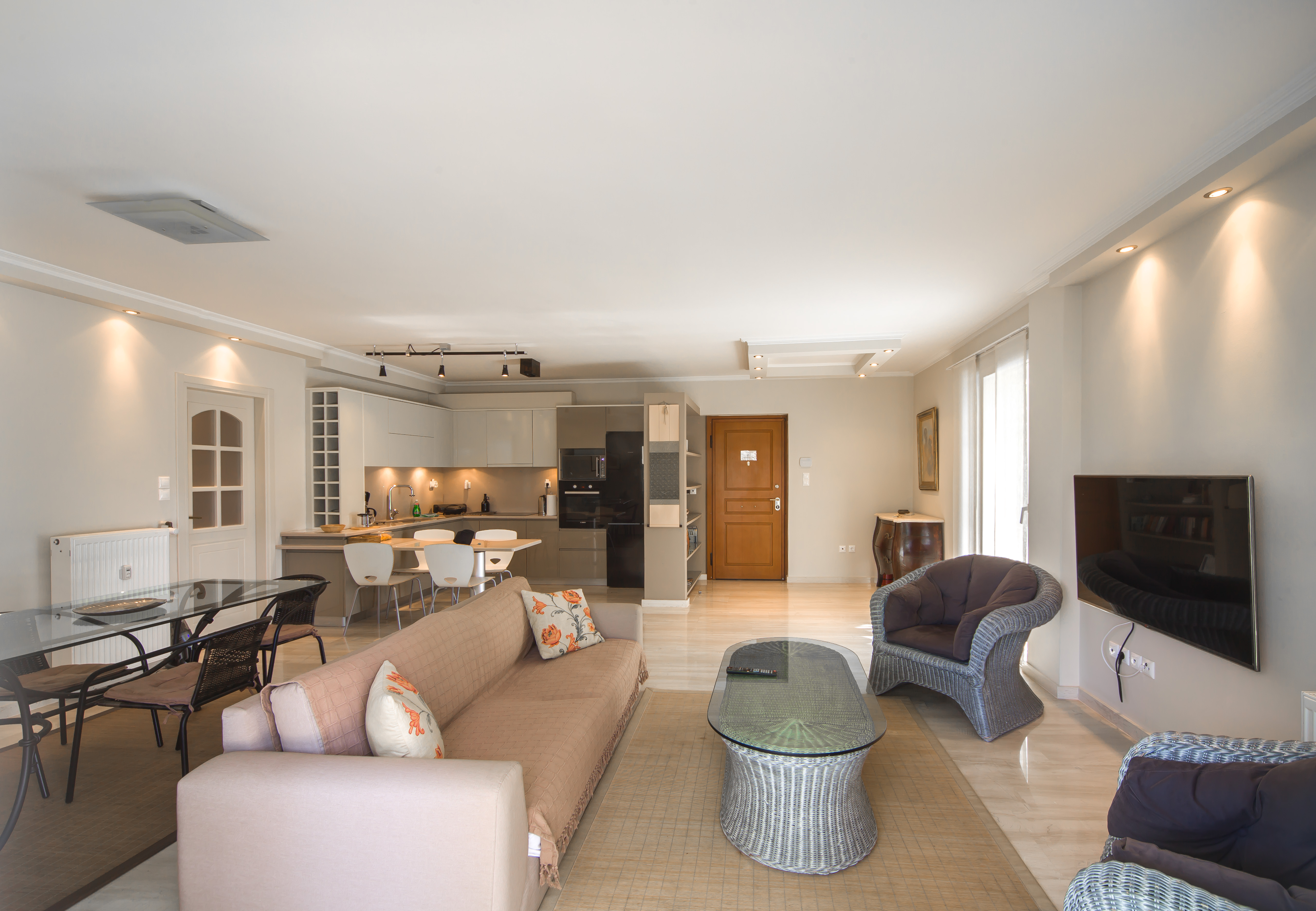 Luxury condo 2BDR 200 Mbps IP TV near the beaches
